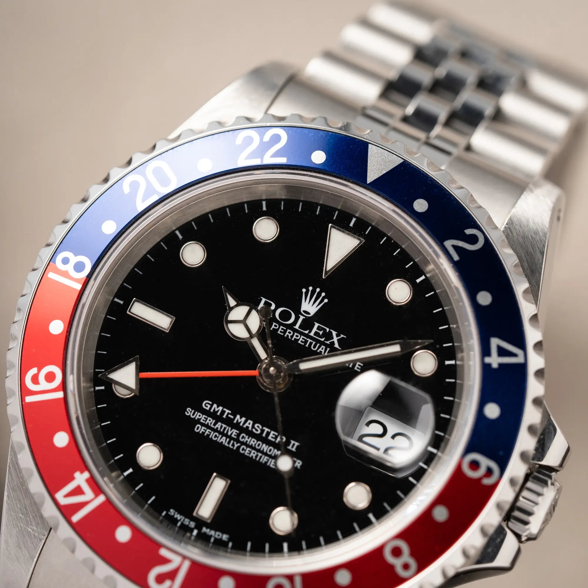 Detailaufnahme der Rolex GMT-Master II 16710 mit der blau-roten Pepsi-Lünette am Jubilee-Armband