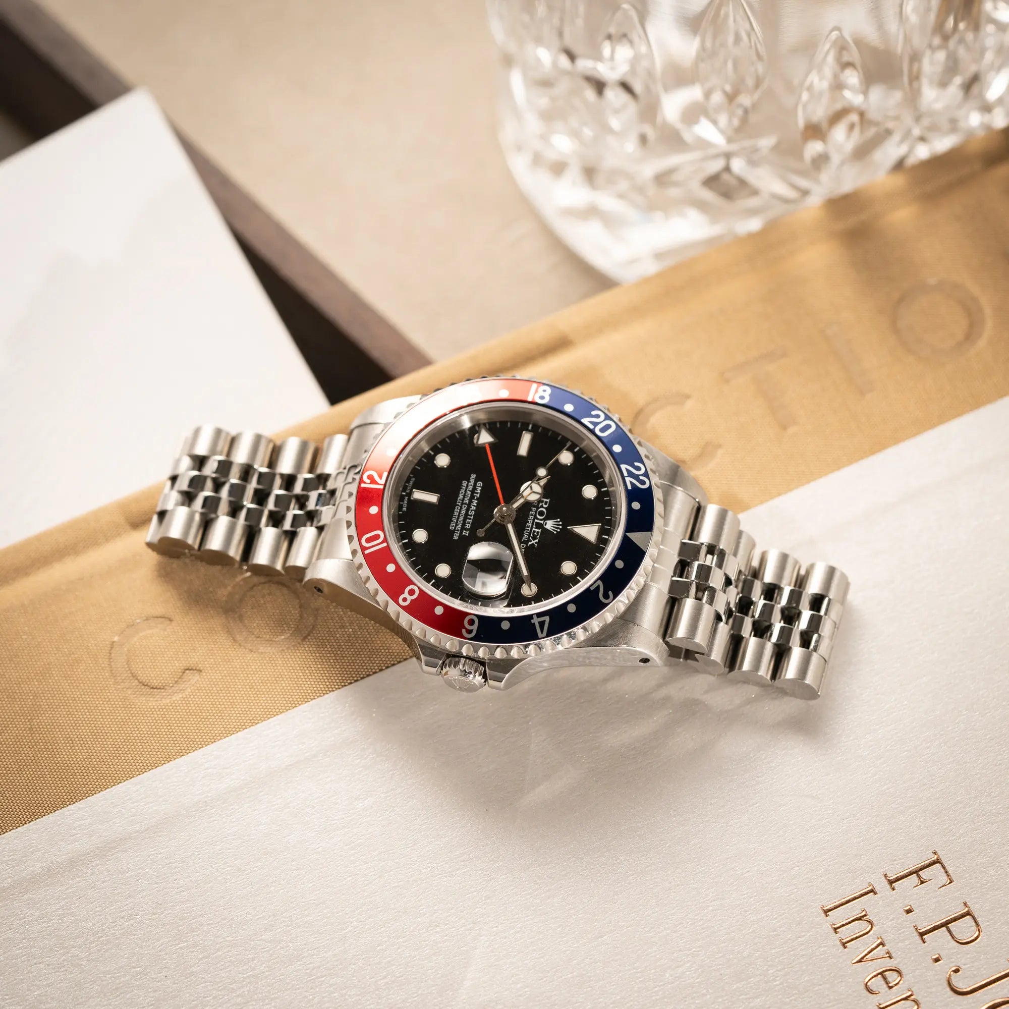 Rolex GMT-Master II 16710 mit der blau-roten Pepsi-Lünette aus 2001 am Jubilee-Armband in einem neuwertigen Zustand