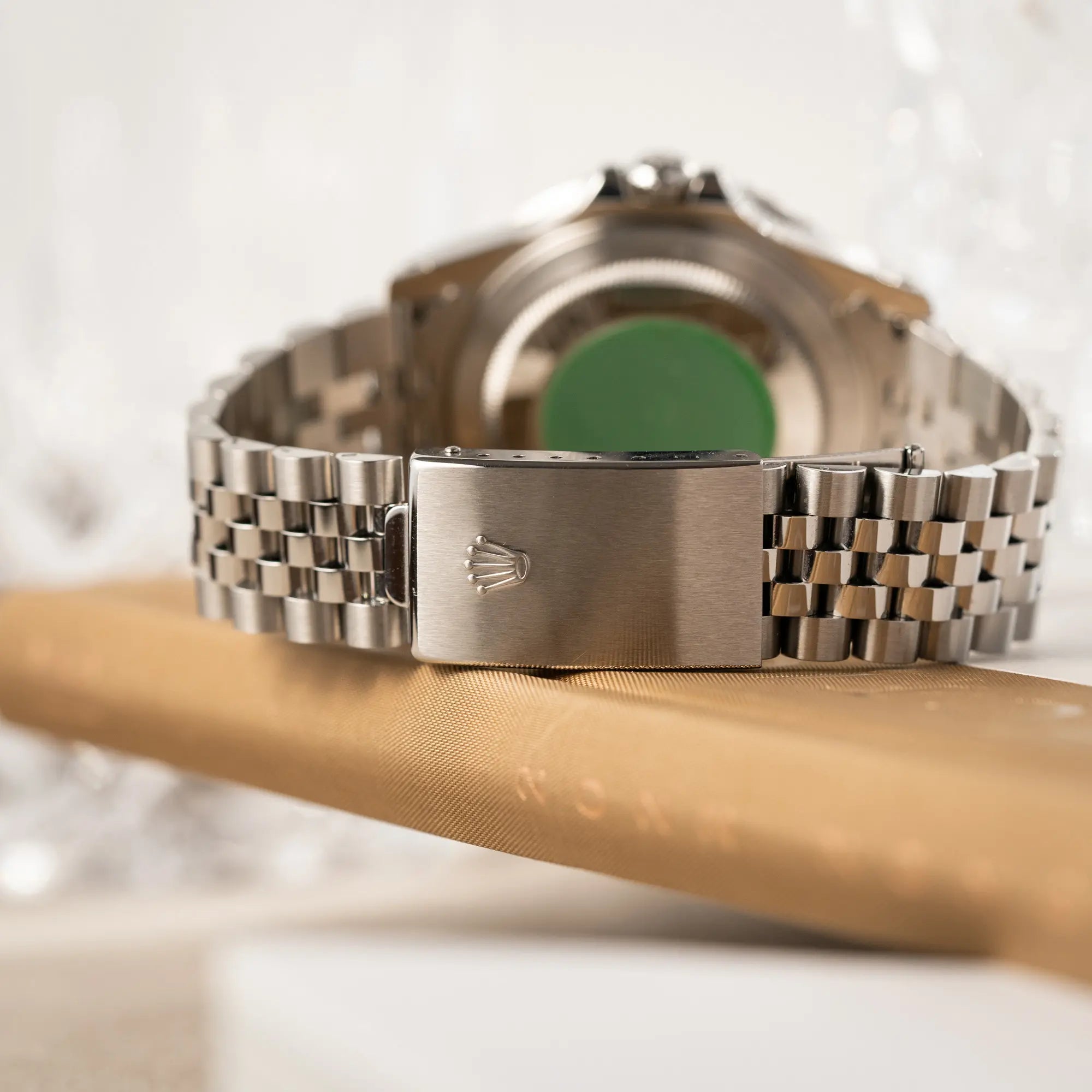 Produktfotografie der Rolex GMT-Master II 16710 mit der blau-roten Pepsi-Lünette zeigt die Schliesse des Jubilee-Armbands in einem neuwertigen Zustand