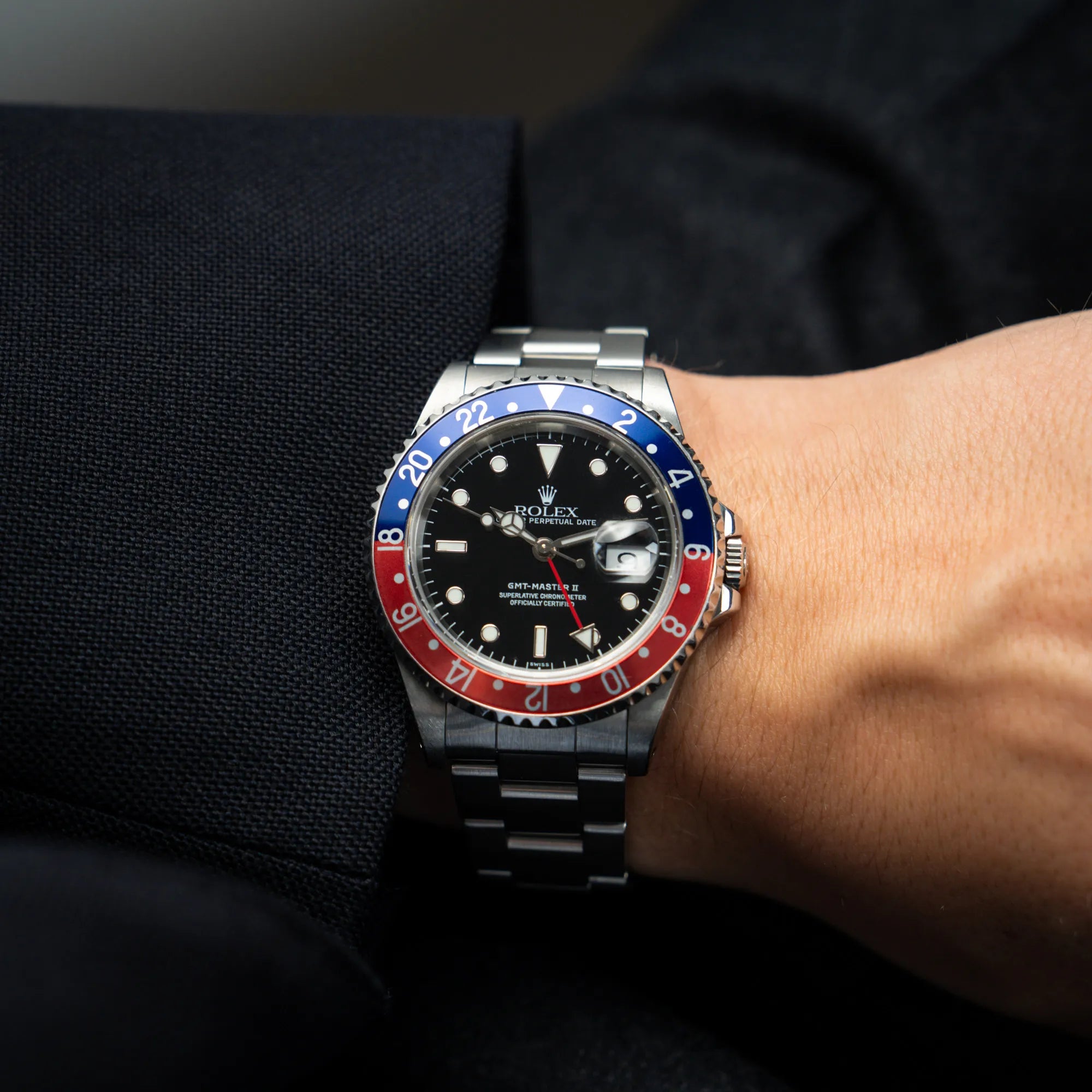 Wristshot mit einer Rolex GMT-Master II 16710 mit blaue-roter Pepsi-Lünette aus 1998 am Handgelenk