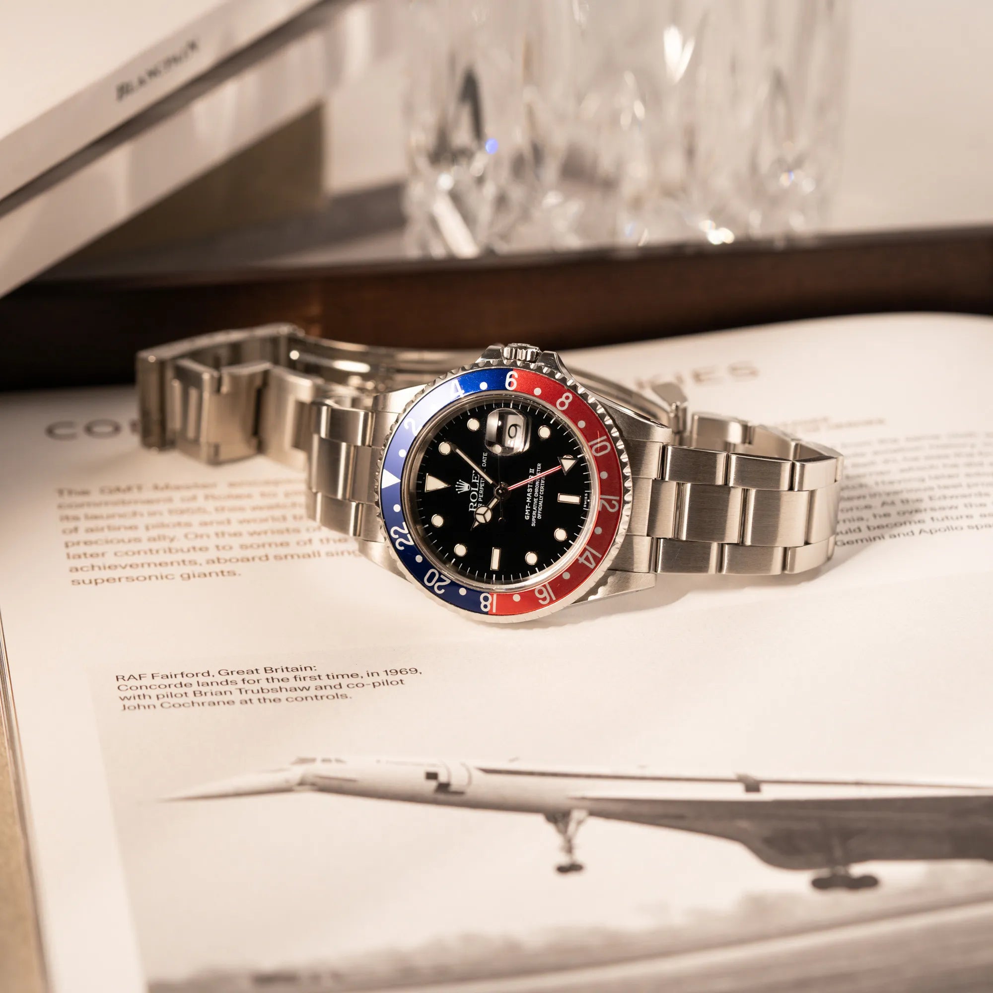 Seitlich auf dem Uhrengehäuse liegende Rolex GMT-Master II 16710 mit blaue-roter Pepsi-Lünette aus 1998