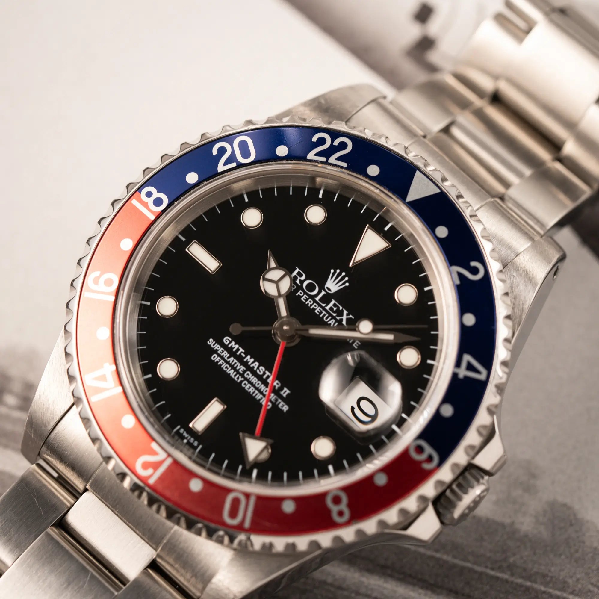 Detailaufnahme der Rolex GMT-Master II 16710 mit blaue-roter Pepsi-Lünette aus 1998