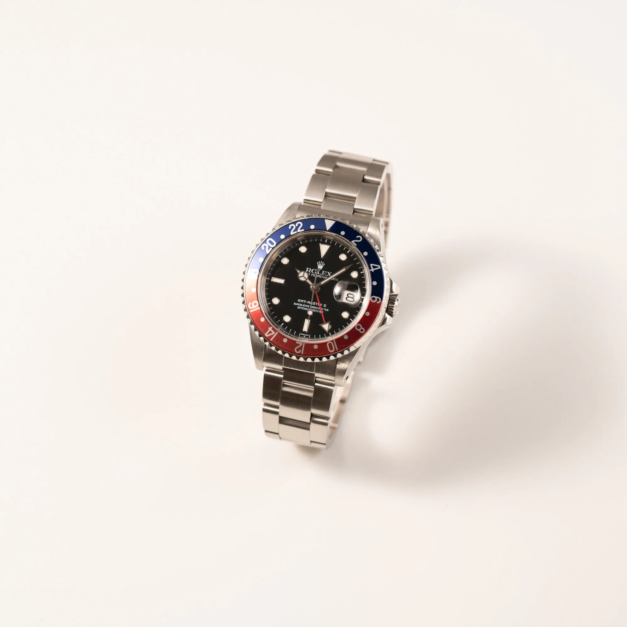 Leicht schräge Ansicht der Rolex GMT-Master II 16710 mit blaue-roter Pepsi-Lünette aus 1998