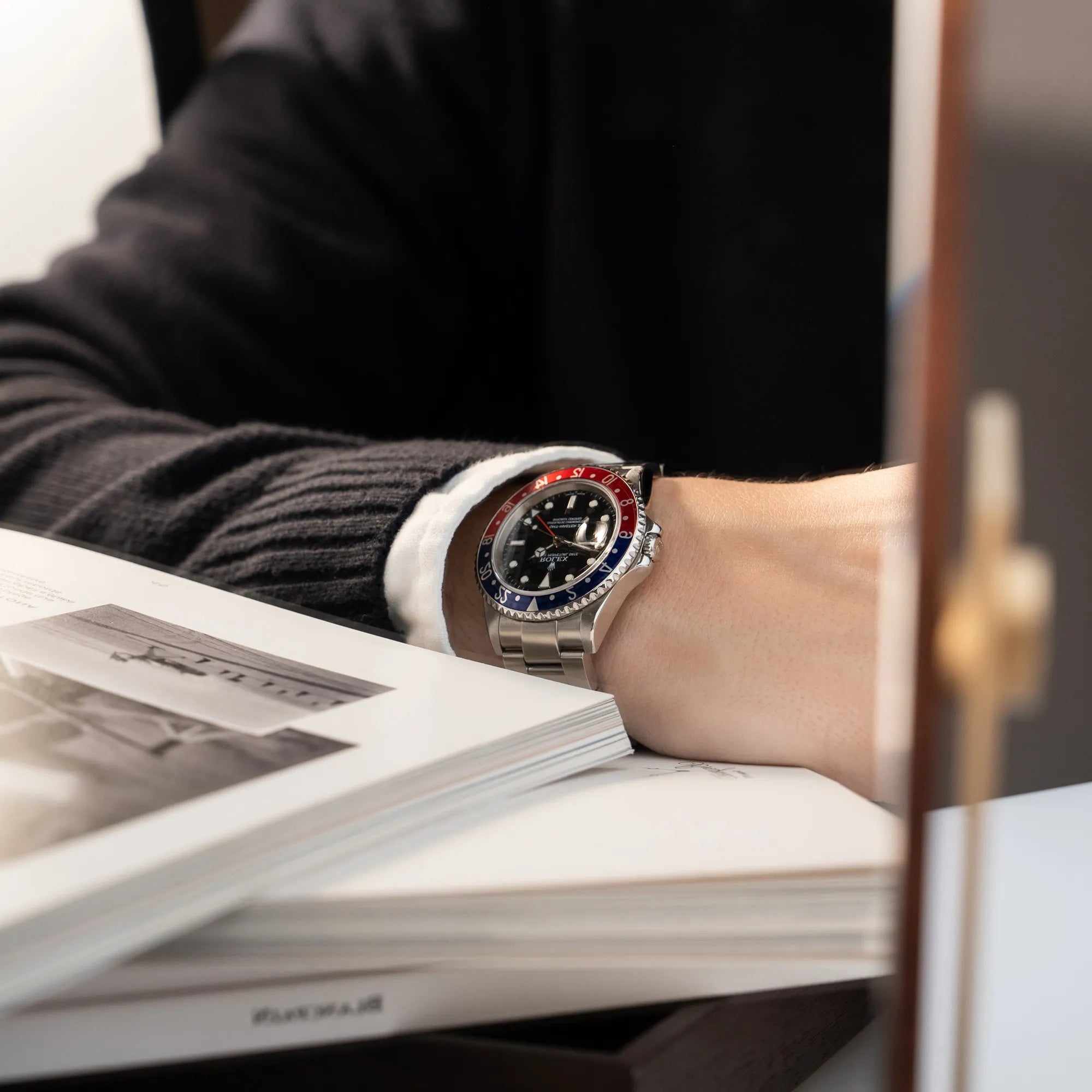 Mann trägt die Rolex GMT-Master II 16710 aus 2007 mit blau-roter Pepsi-Lünette mit kräftigen Farbtönen an seinem Handgelenk