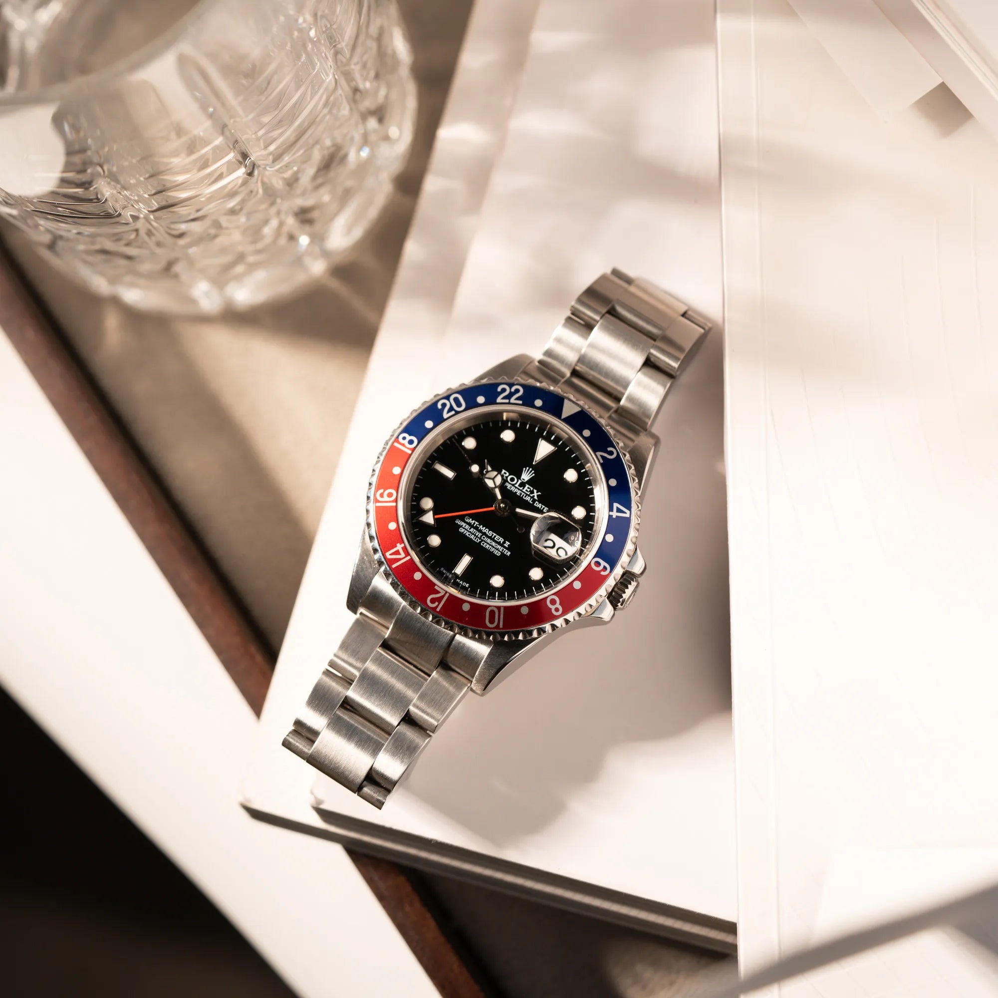 Produktfotografie der Rolex GMT-Master II 16710 aus 2007 mit blau-roter Pepsi-Lünette mit kräftigen Farbtönen
