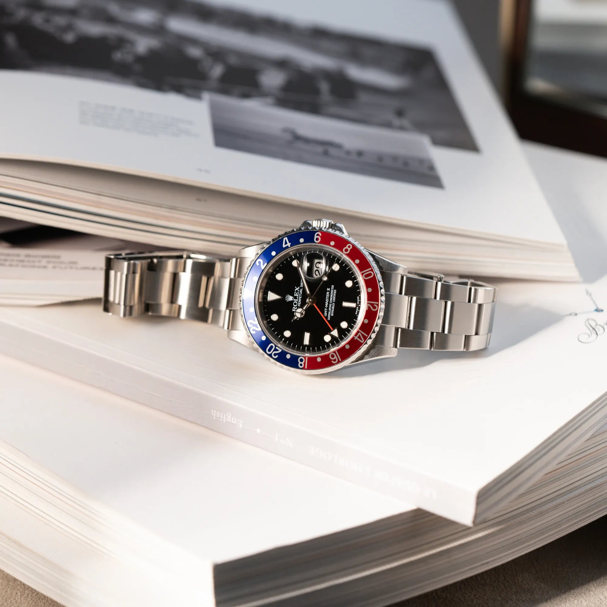 Produktfoto Rolex GMT-Master II 16710 aus 2007 mit blau-roter Pepsi-Lünette mit kräftigen Farbtönen