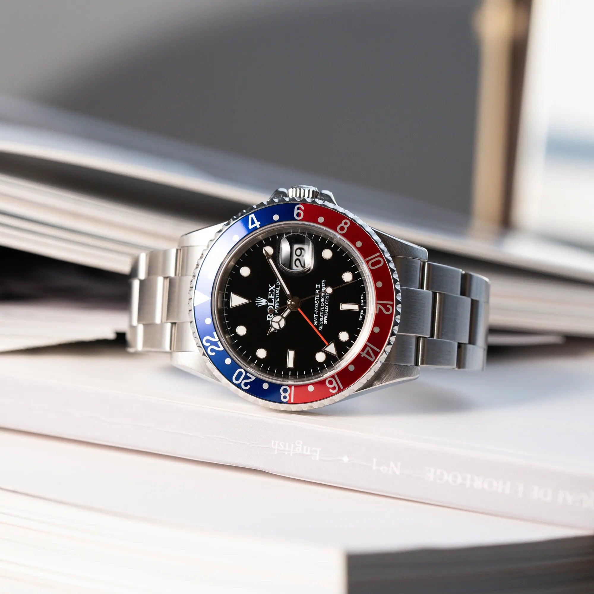 Produktfotografie der Rolex GMT-Master II 16710 aus 2007 mit blau-roter Pepsi-Lünette mit kräftigen Farbtönen