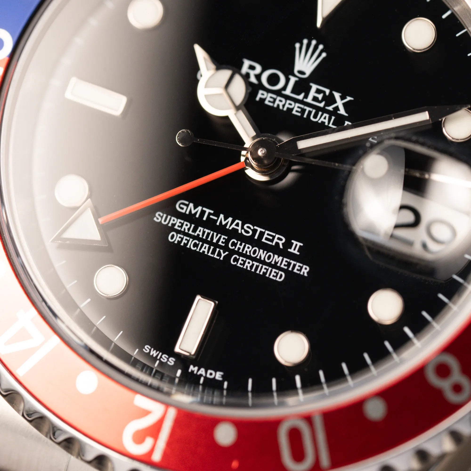 Detailaufnahme der Rolex GMT-Master II 16710 aus 2007 mit blau-roter Pepsi-Lünette mit kräftigen Farbtönen mit Fokus auf der Modellbezeichnung