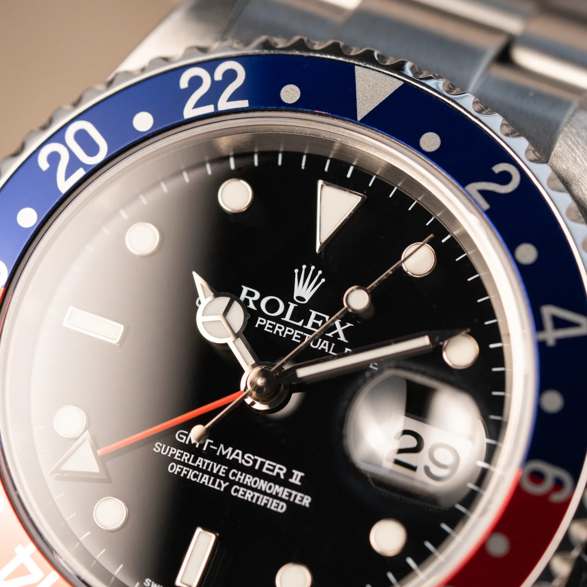 Detailaufnahme der Rolex GMT-Master II 16710 aus 2007 mit blau-roter Pepsi-Lünette mit kräftigen Farbtönen