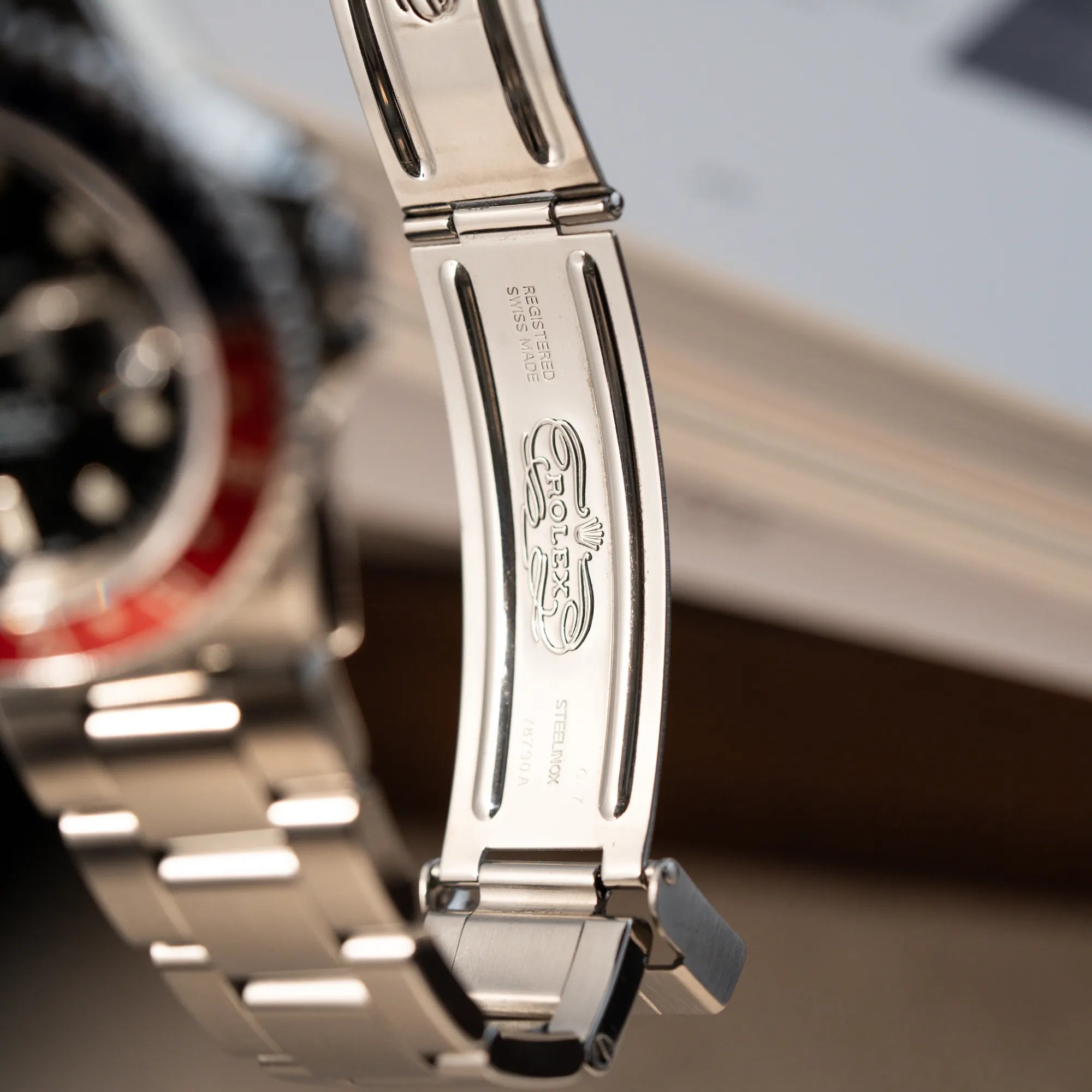 Detailaufnahme des Schriftzugs der Faltschliesse von der Rolex GMT-Master II 16710 aus 2007 mit blau-roter Pepsi-Lünette mit kräftigen Farbtönen