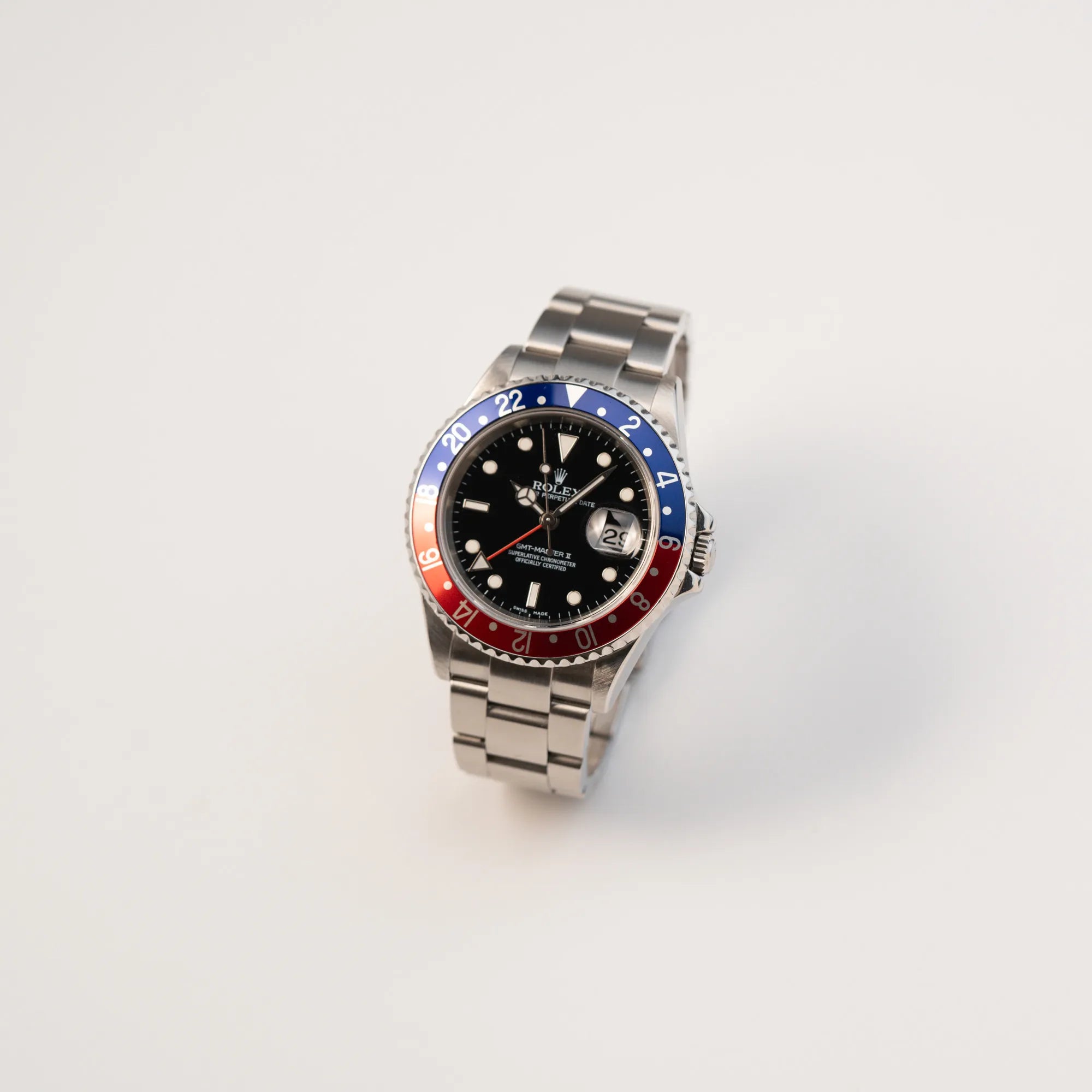 Leicht schräge Ansicht der Rolex GMT-Master II 16710 aus 2007 mit blau-roter Pepsi-Lünette mit kräftigen Farbtönen