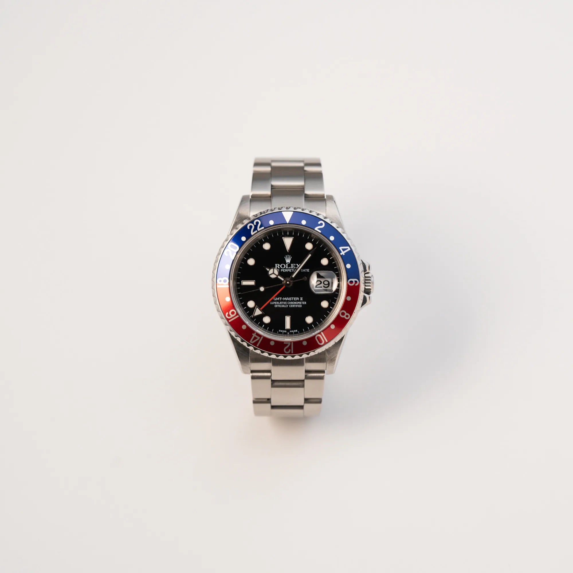 Frontale Ansicht der Rolex GMT-Master II 16710 aus 2007 mit blau-roter Pepsi-Lünette mit kräftigen Farbtönen