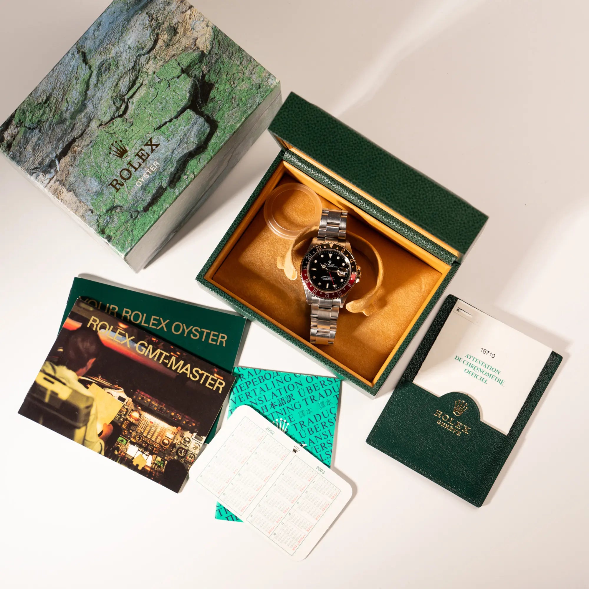 Rolex GMT-Master II 16710 in Edelstahl mit schwarz-roten "Coke" Lünetten-Inlay zusammen mit dem Lieferumfang, bestehend aus Box, Umkarton, Papieren und Rolex-Etui, Booklets, Lünettenschutz und Kalender
