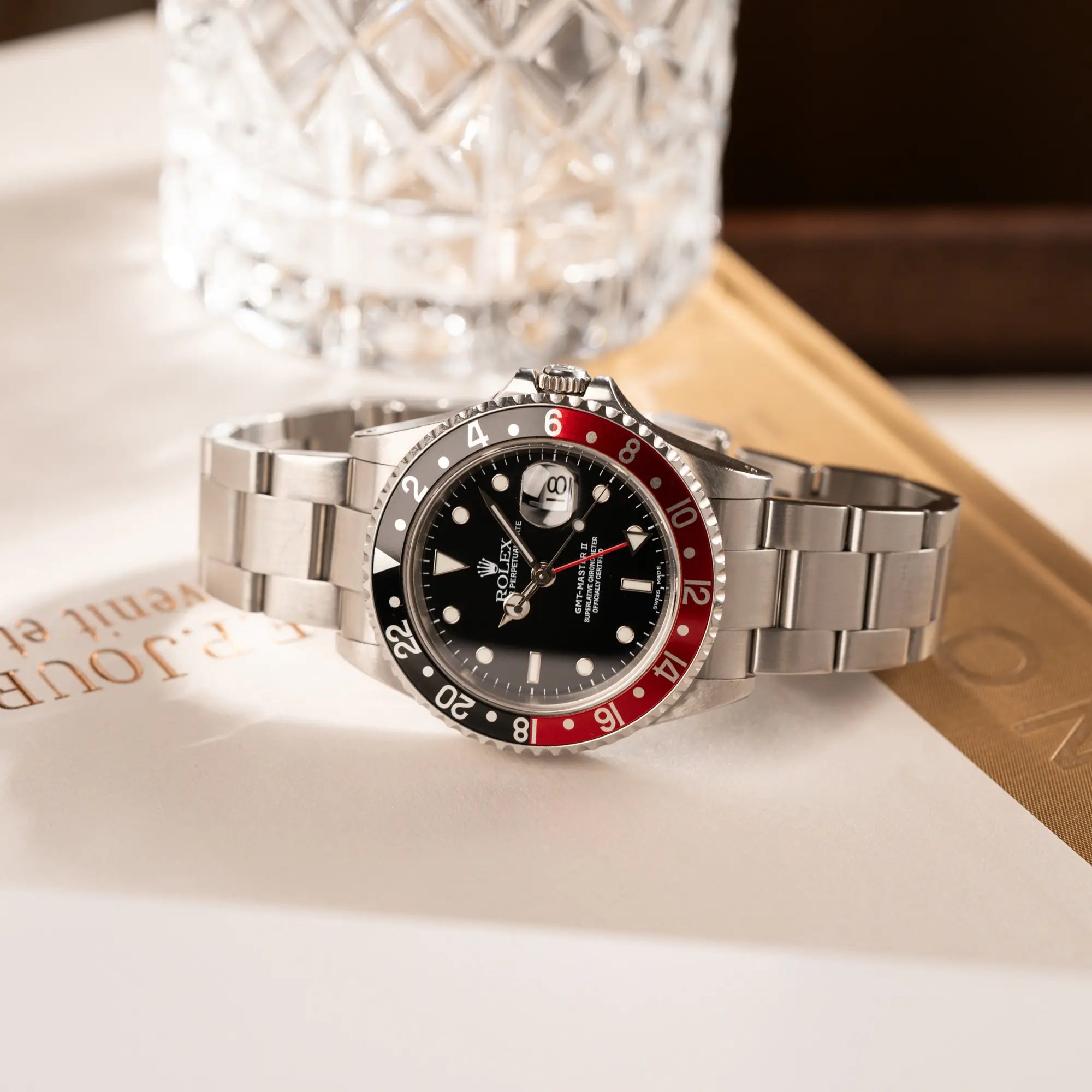 Seitlich liegende Rolex GMT-Master II 16710 in Edelstahl mit schwarz-roten "Coke" Lünetten-Inlay