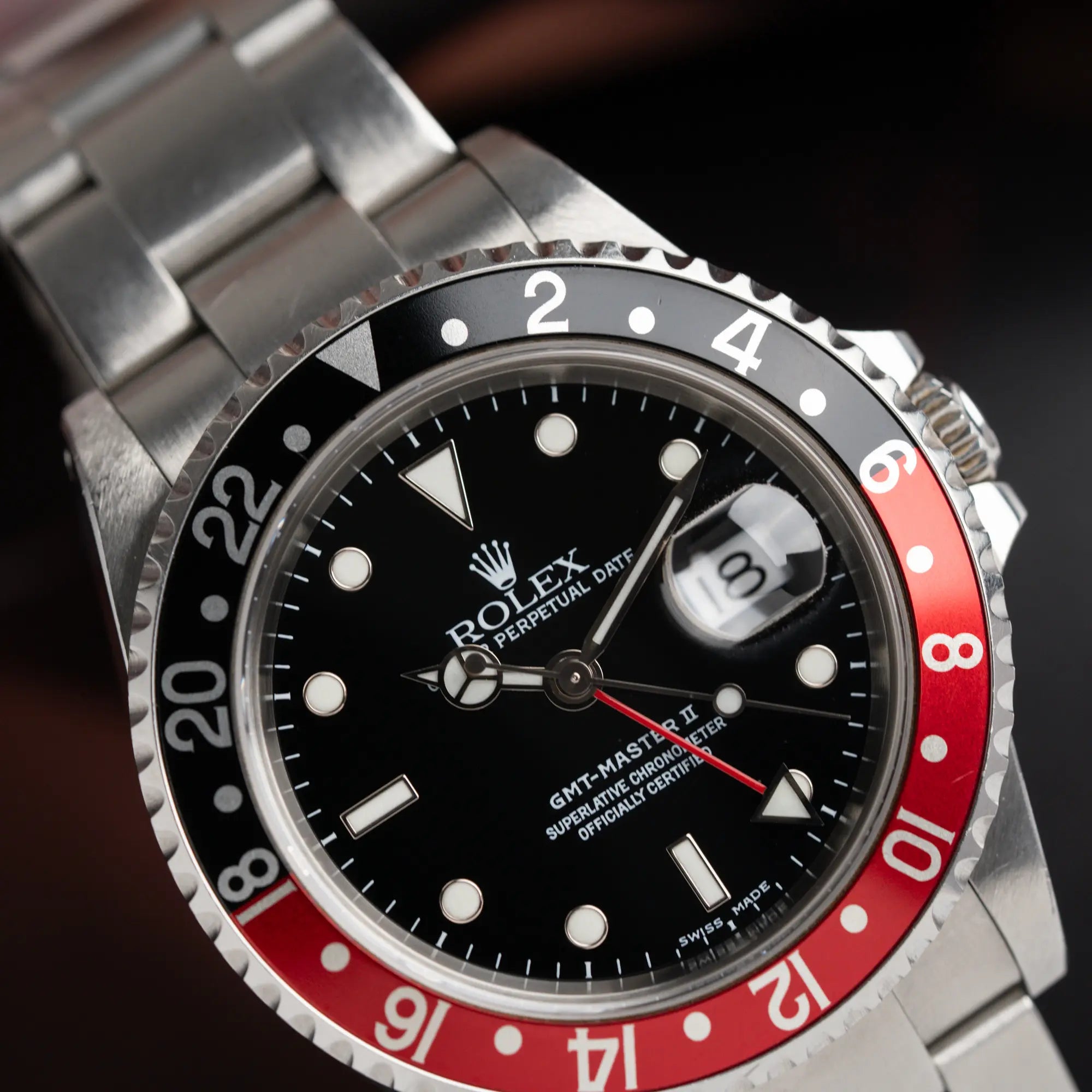 Detailaufnahme der Rolex GMT-Master II 16710 in Edelstahl mit schwarz-roten "Coke" Lünetten-Inlay