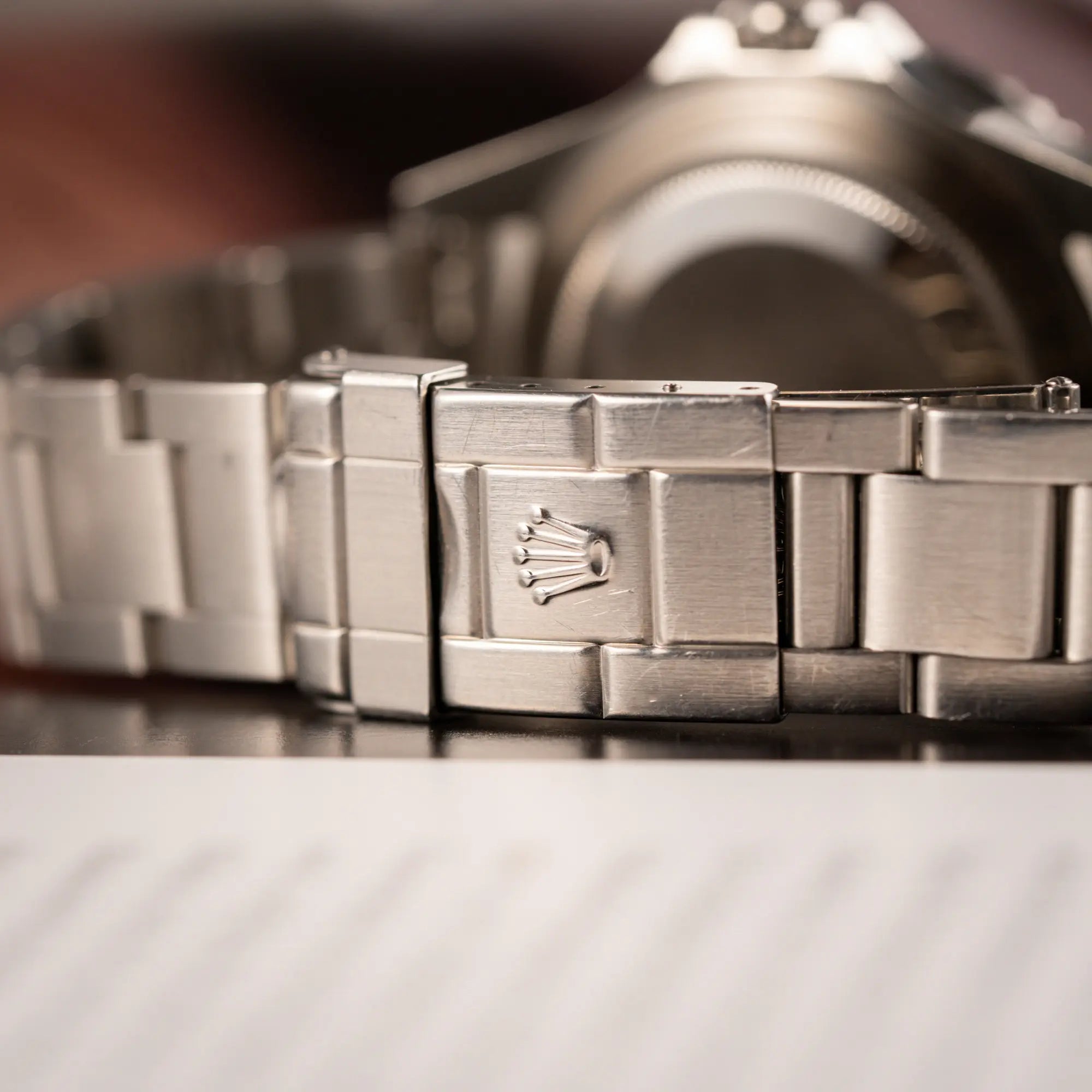 Detailaufnahme der geschlossene Oyster-Faltschliesse von der Rolex GMT-Master II 16710 in Edelstahl mit schwarz-roten "Coke" Lünetten-Inlay