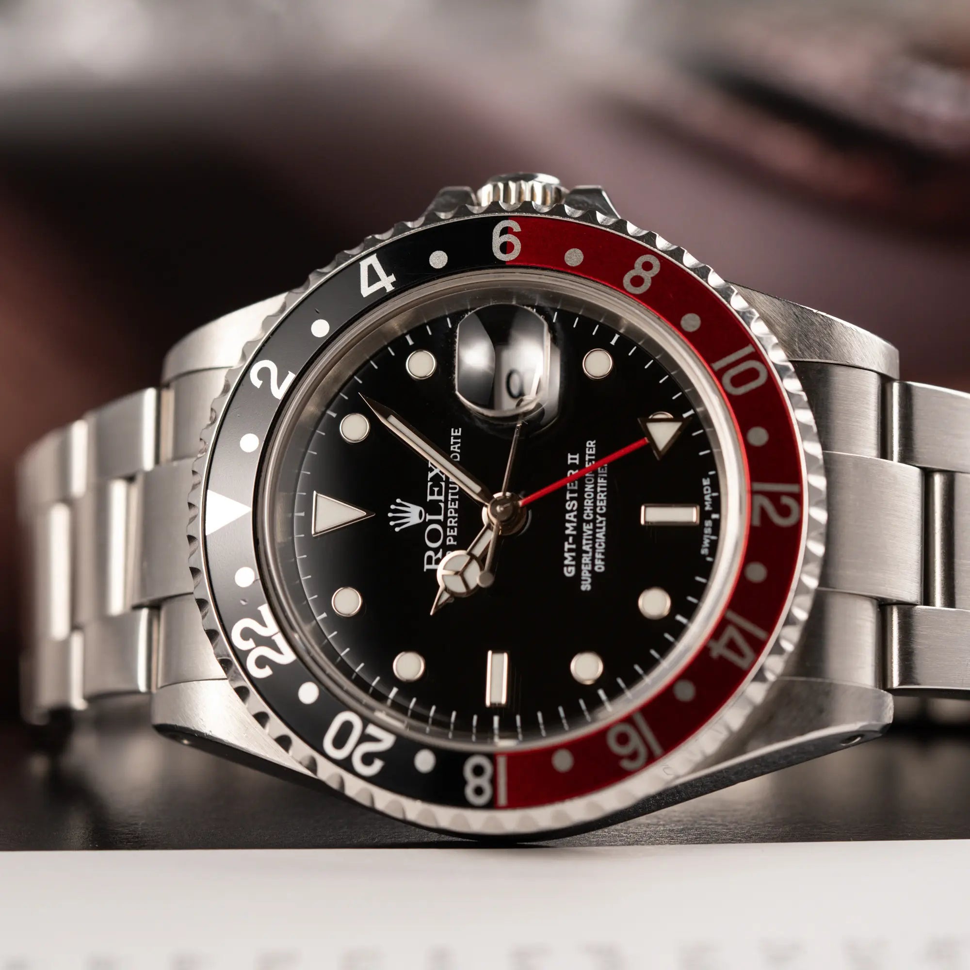 Detailaufnahme des Uhrenkopfes von der Rolex GMT-Master II 16710 in Edelstahl mit schwarz-roten "Coke" Lünetten-Inlay