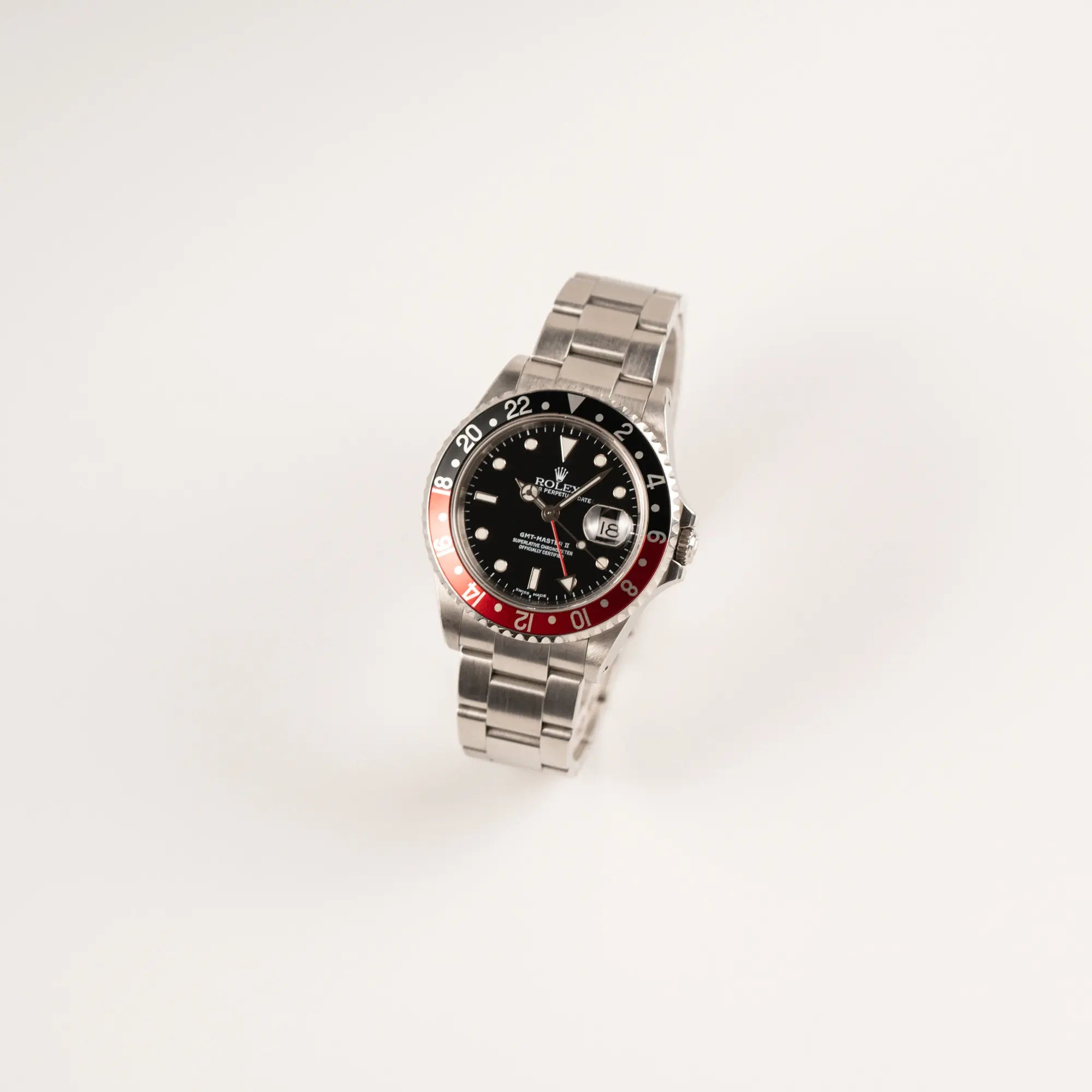 Leicht schräge Ansicht der Rolex GMT-Master II 16710 in Edelstahl mit schwarz-roten "Coke" Lünetten-Inlay