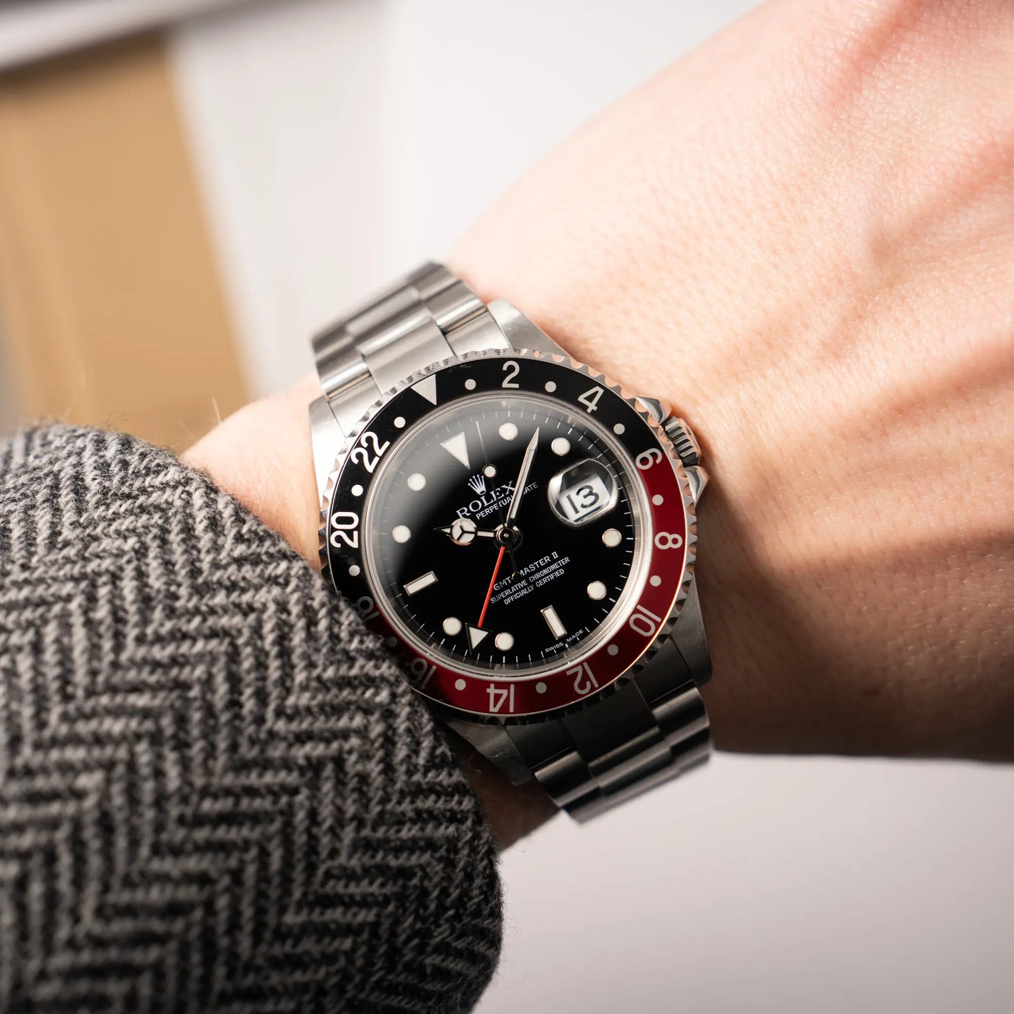 Wristshot mit der Rolex GMT-Master II der Referenz 16710 mit der schwarz-roten "Coke"-Lünette aus 2007 mit dem "No-Hole"-Uhrengehäuse