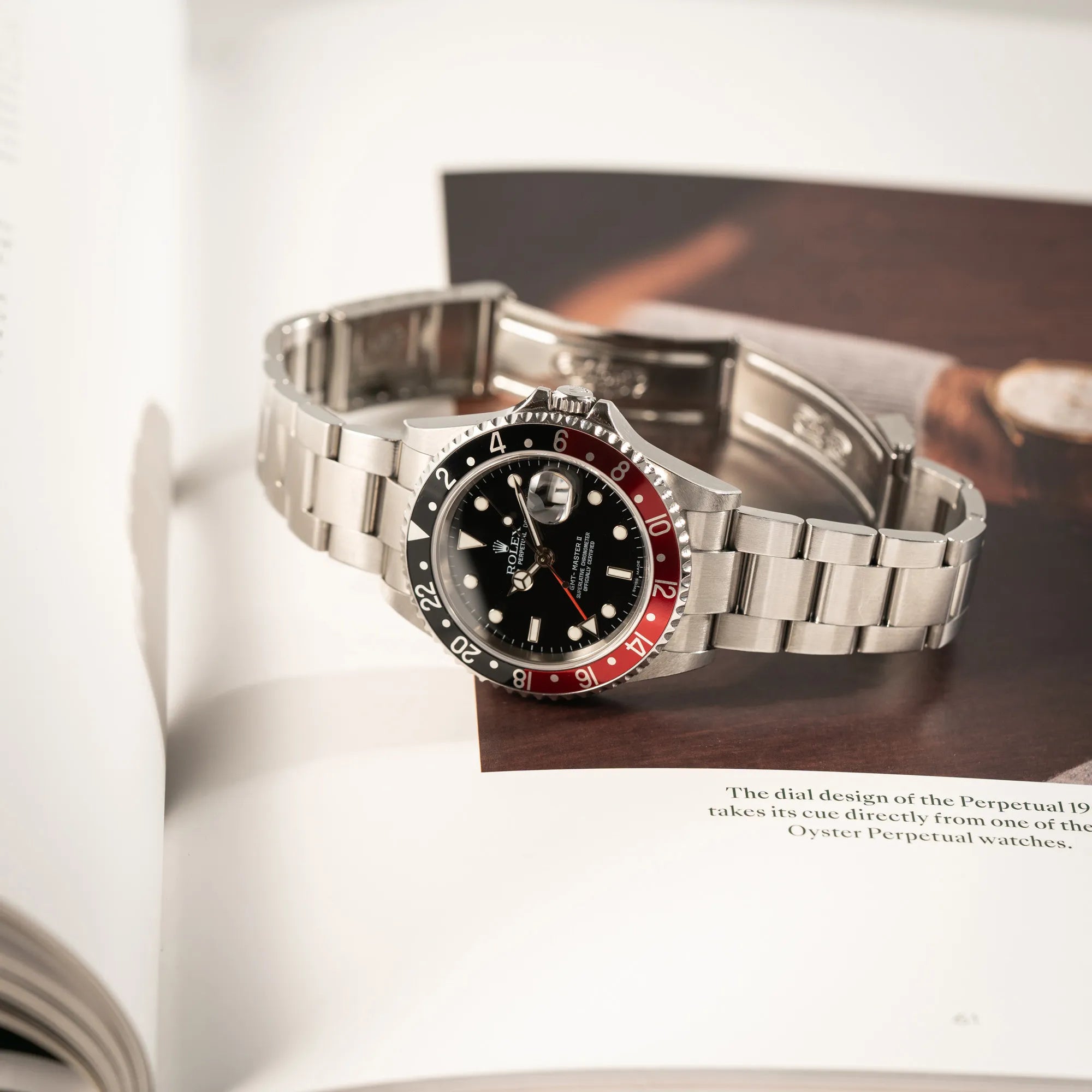 Produktfotografie als Titelbild für die Rolex GMT-Master II der Referenz 16710 mit der schwarz-roten "Coke"-Lünette aus 2007 mit dem "No-Hole"-Uhrengehäuse