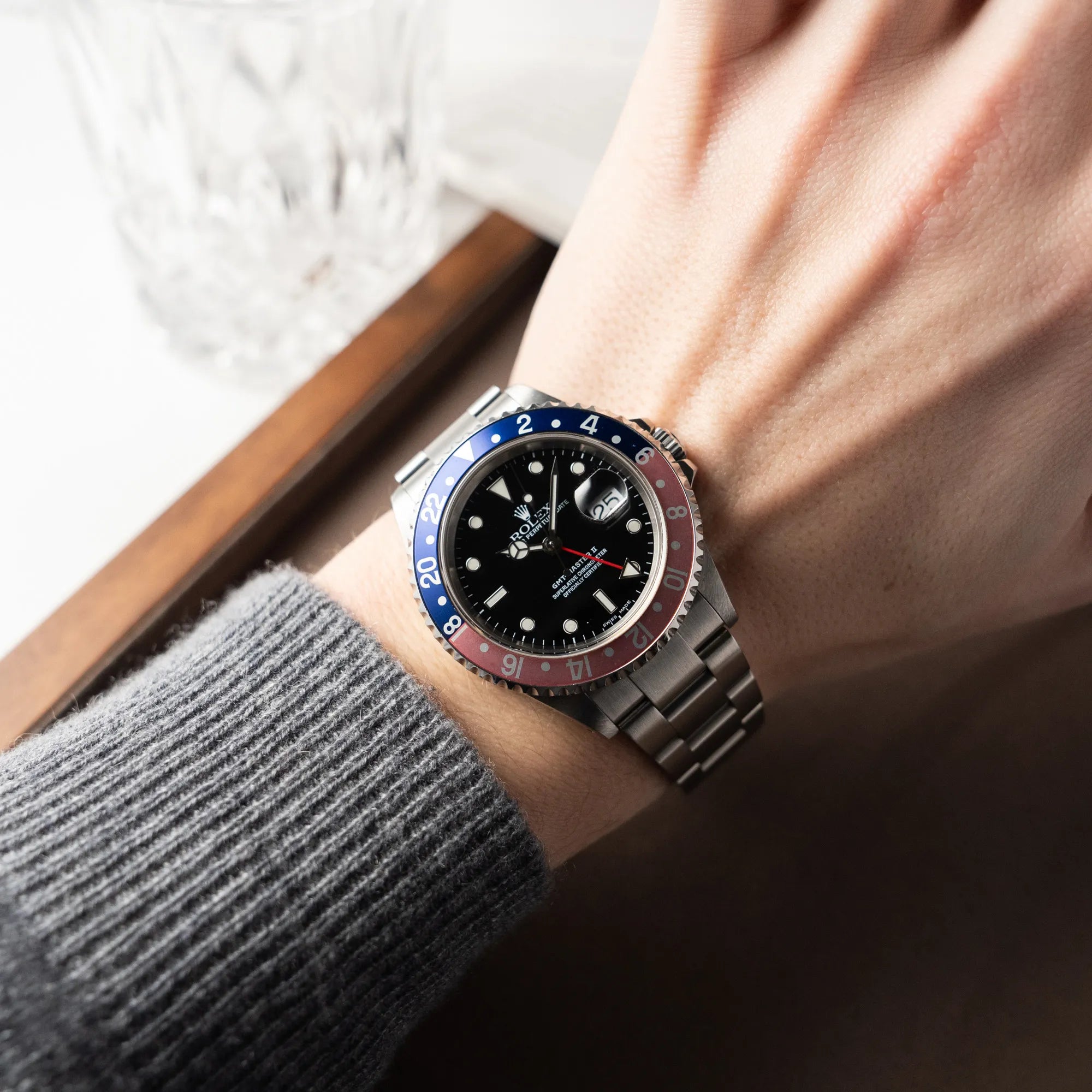 Wristshot mit der Rolex GMT-Master 2 der Referenz 16710 mit der blau-roten Pepsi Lünette, die einen wunderschönen verblichenen Raspberry-Farbton am Handgelenk
