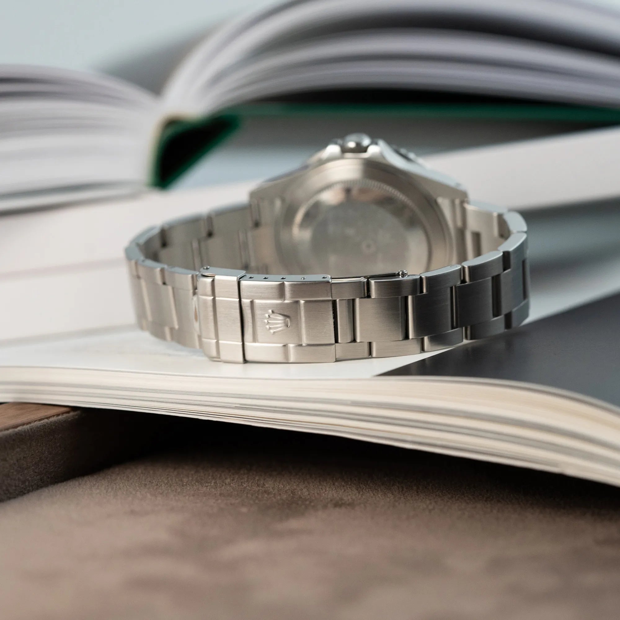Produktfotografie der Rolex GMT-Master 2 der Referenz 16710 mit der blau-roten Pepsi Lünette, die einen wunderschönen verblichenen Raspberry-Farbton zeigt das Oyster-Stahlband und die Schliesse