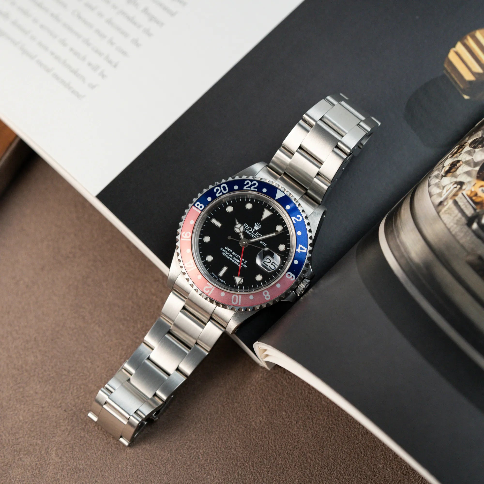 Produktfotografie der Rolex GMT-Master 2 der Referenz 16710 mit der blau-roten Pepsi Lünette, die einen wunderschönen verblichenen Raspberry-Farbton