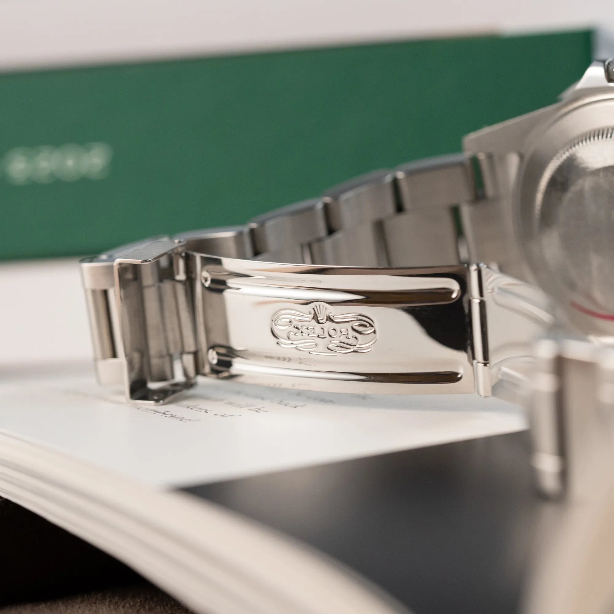 Detailaufnahme des Inneren der Schliesse mit klassischem Rolex-Logo von der Rolex GMT-Master 2 der Referenz 16710 mit der blau-roten Pepsi Lünette, die einen wunderschönen verblichenen Raspberry-Farbton