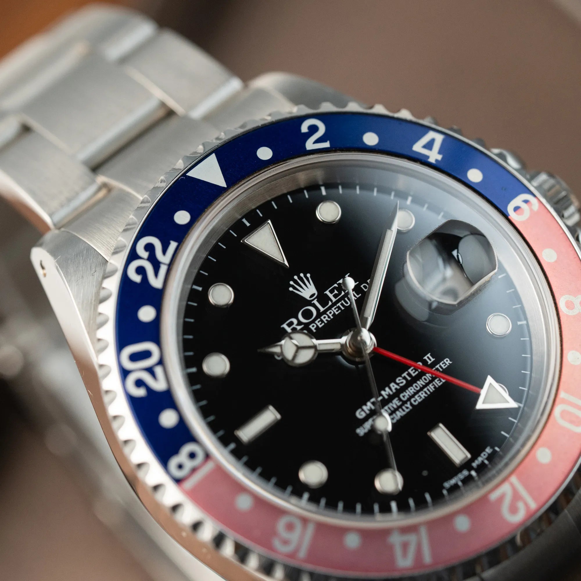Detailaufnahme der Rolex GMT-Master 2 der Referenz 16710 mit der blau-roten Pepsi Lünette, die einen wunderschönen verblichenen Raspberry-Farbton