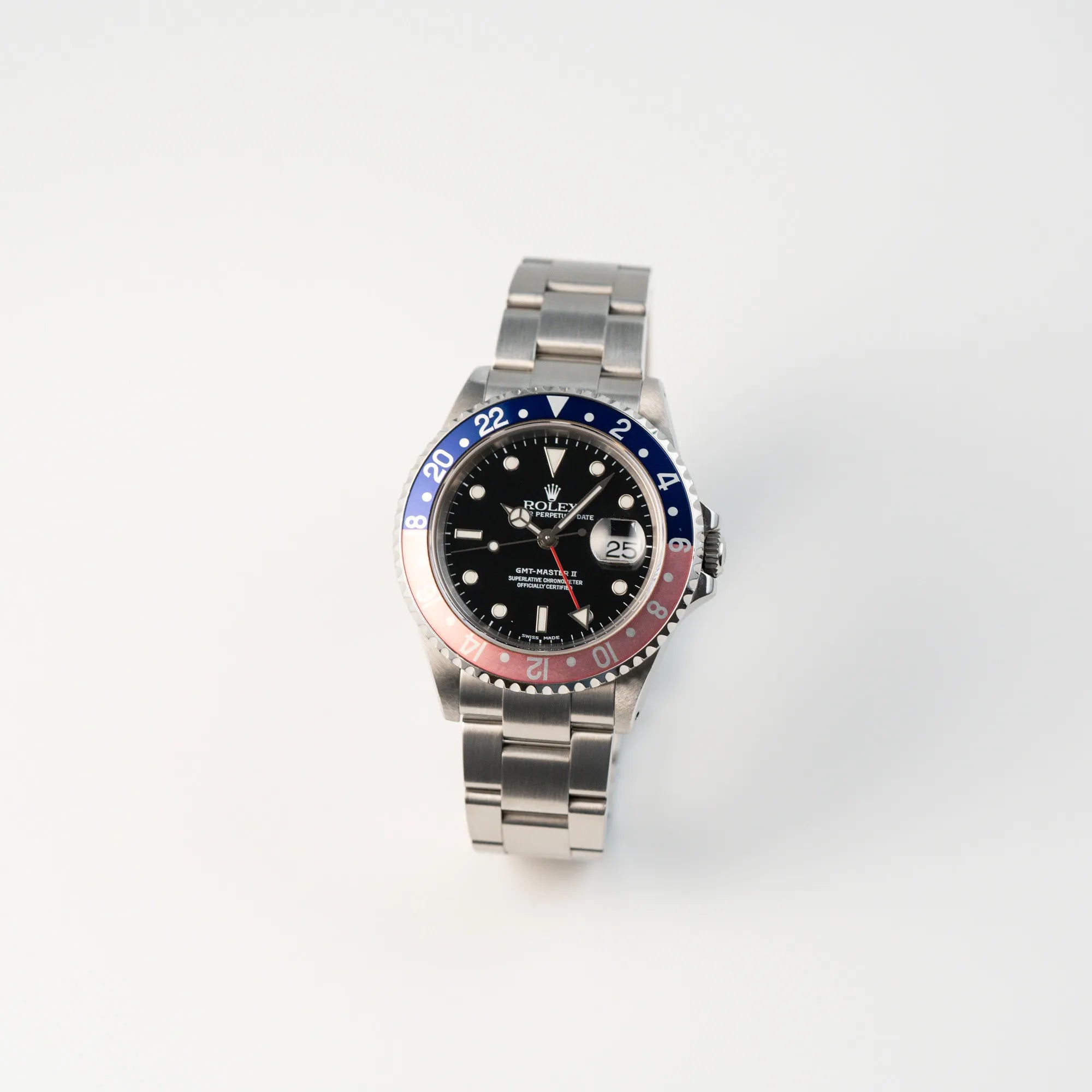 Leicht schräge Ansicht der Rolex GMT-Master 2 der Referenz 16710 mit der blau-roten Pepsi Lünette, die einen wunderschönen verblichenen Raspberry-Farbton