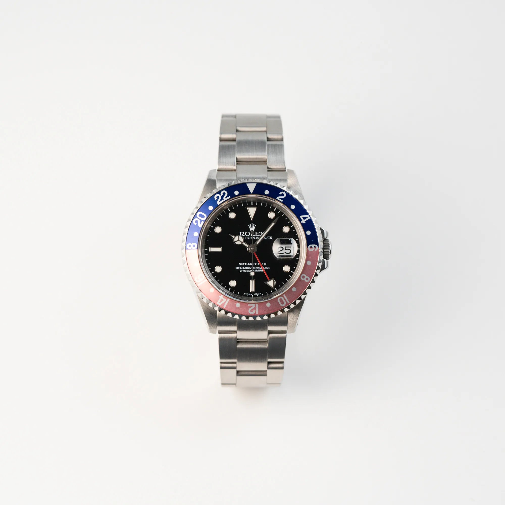 Frontale Ansicht der Rolex GMT-Master 2 der Referenz 16710 mit der blau-roten Pepsi Lünette, die einen wunderschönen verblichenen Raspberry-Farbton hat