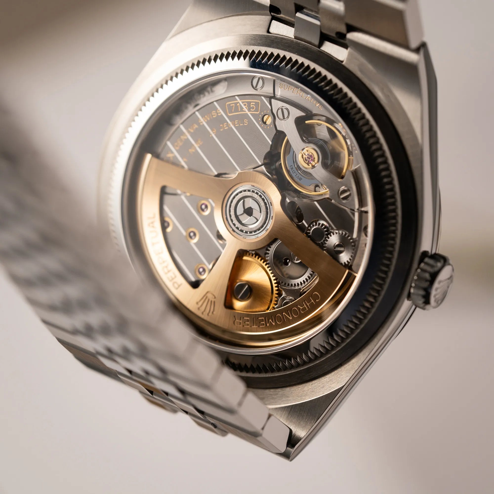 Gehäuseboden mit Sichtglas von der Rolex Land-Dweller 40 der Referenz 127334 im neuwertigen Zustand mit dem weißen Zifferblatt in Waben-Struktur am neuen Flat-Jubilee-Armband
