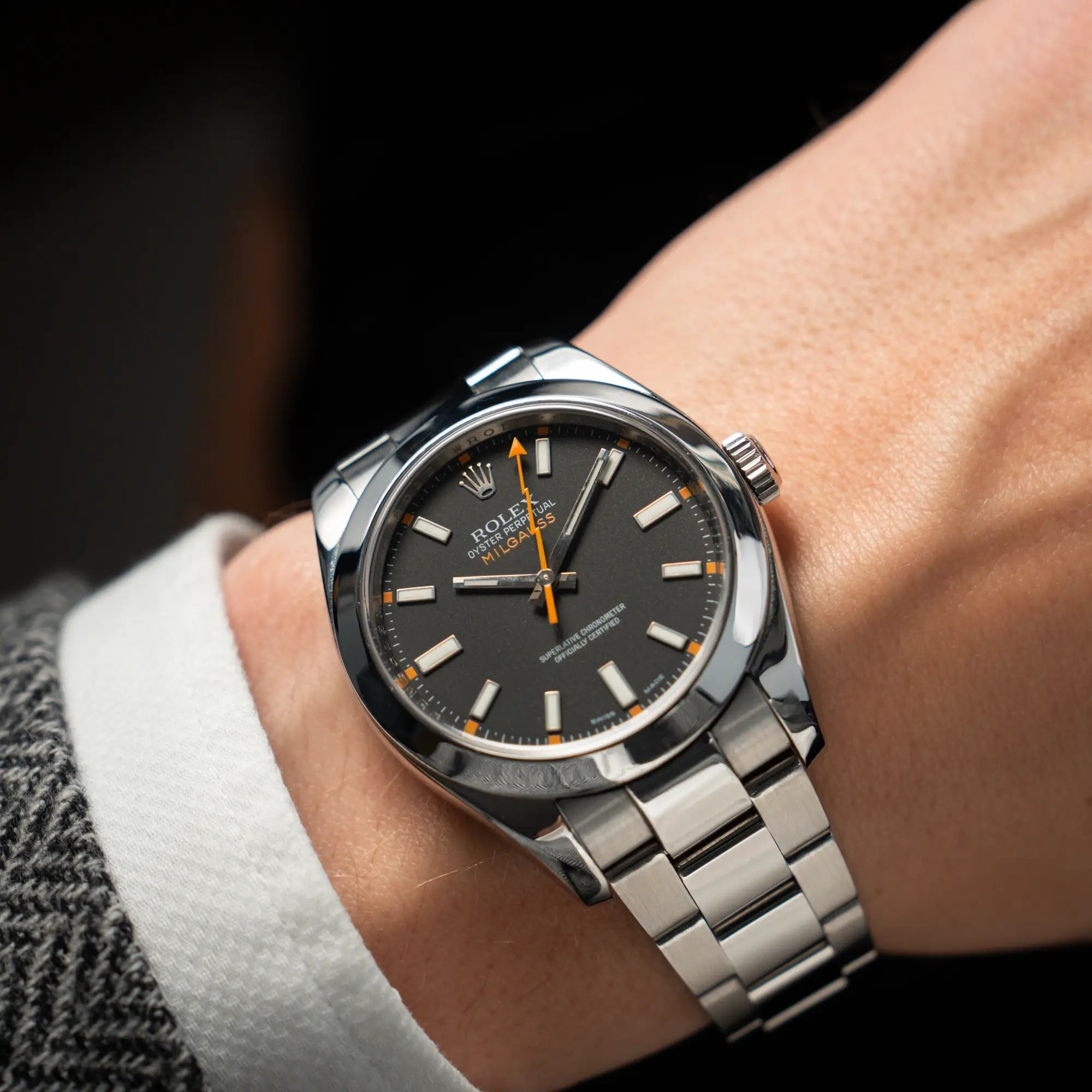Wristshot mit der Rolex Milgauss der Referenz 116400 mit schwarzem Zifferblatt und orangen Akzenten