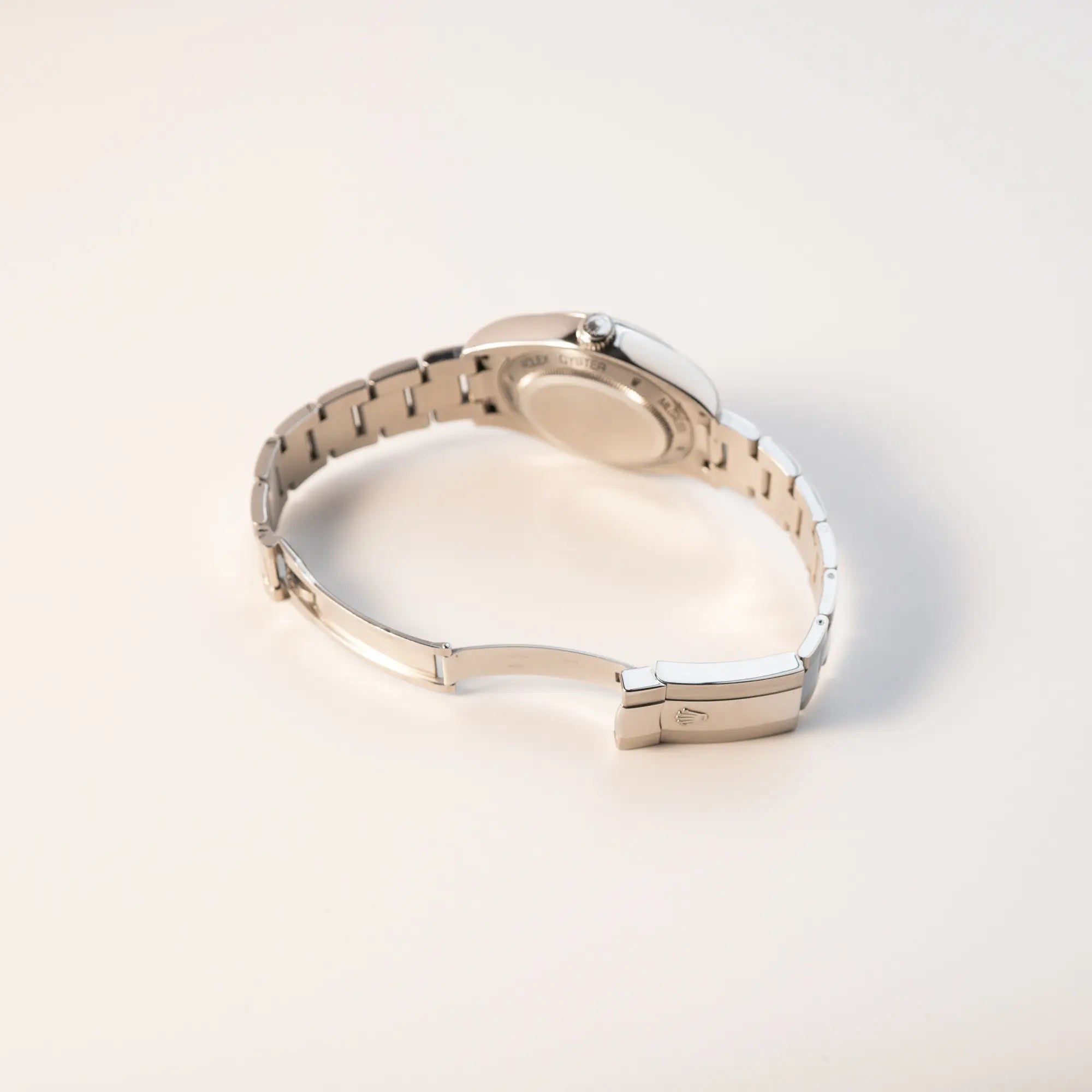 Geöffnete Faltschiesse am Oyster-Stahlband der Rolex Milgauss der Referenz 116400 mit schwarzem Zifferblatt und orangen Akzenten