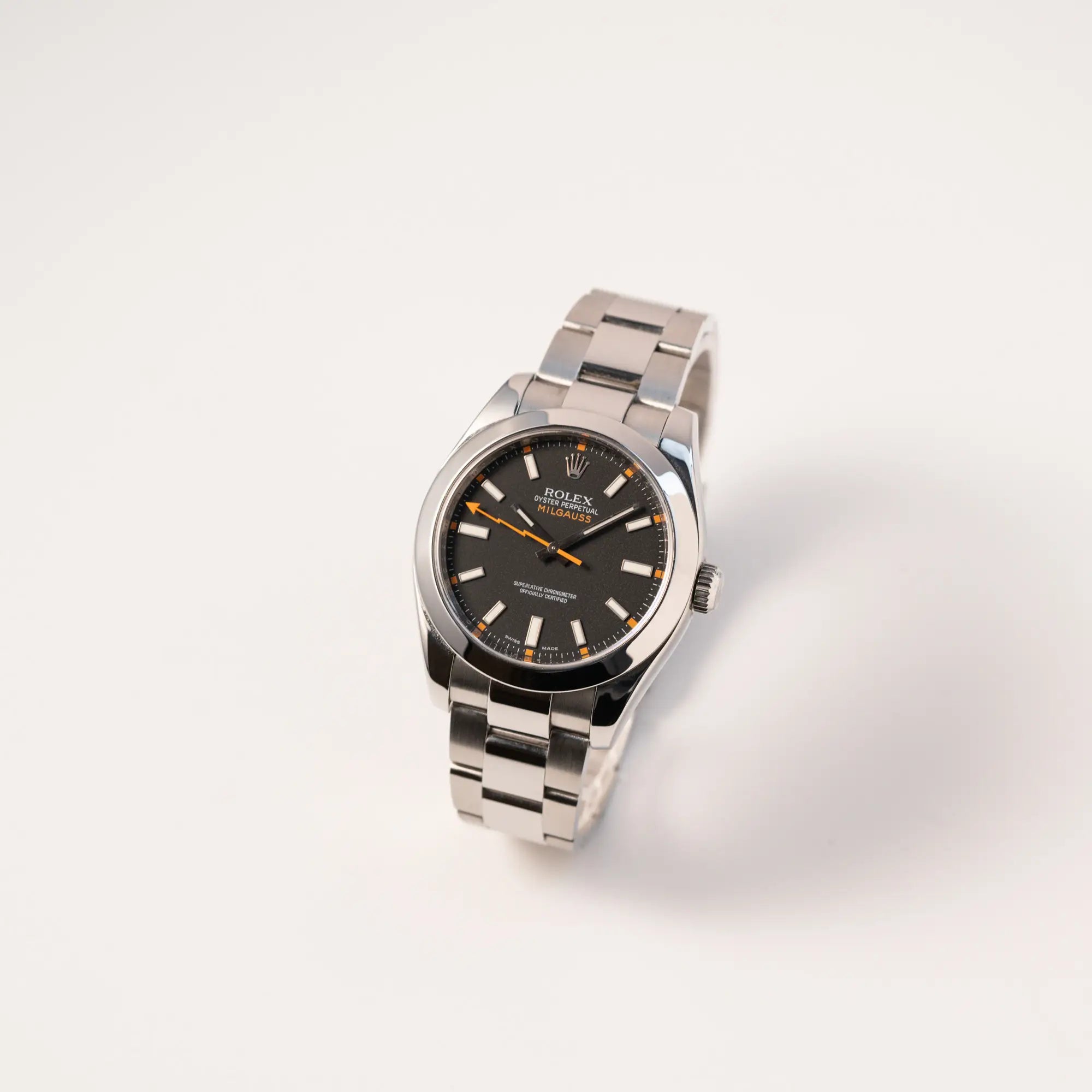 Leicht schräge Ansicht der Rolex Milgauss der Referenz 116400 mit schwarzem Zifferblatt und orangen Akzenten