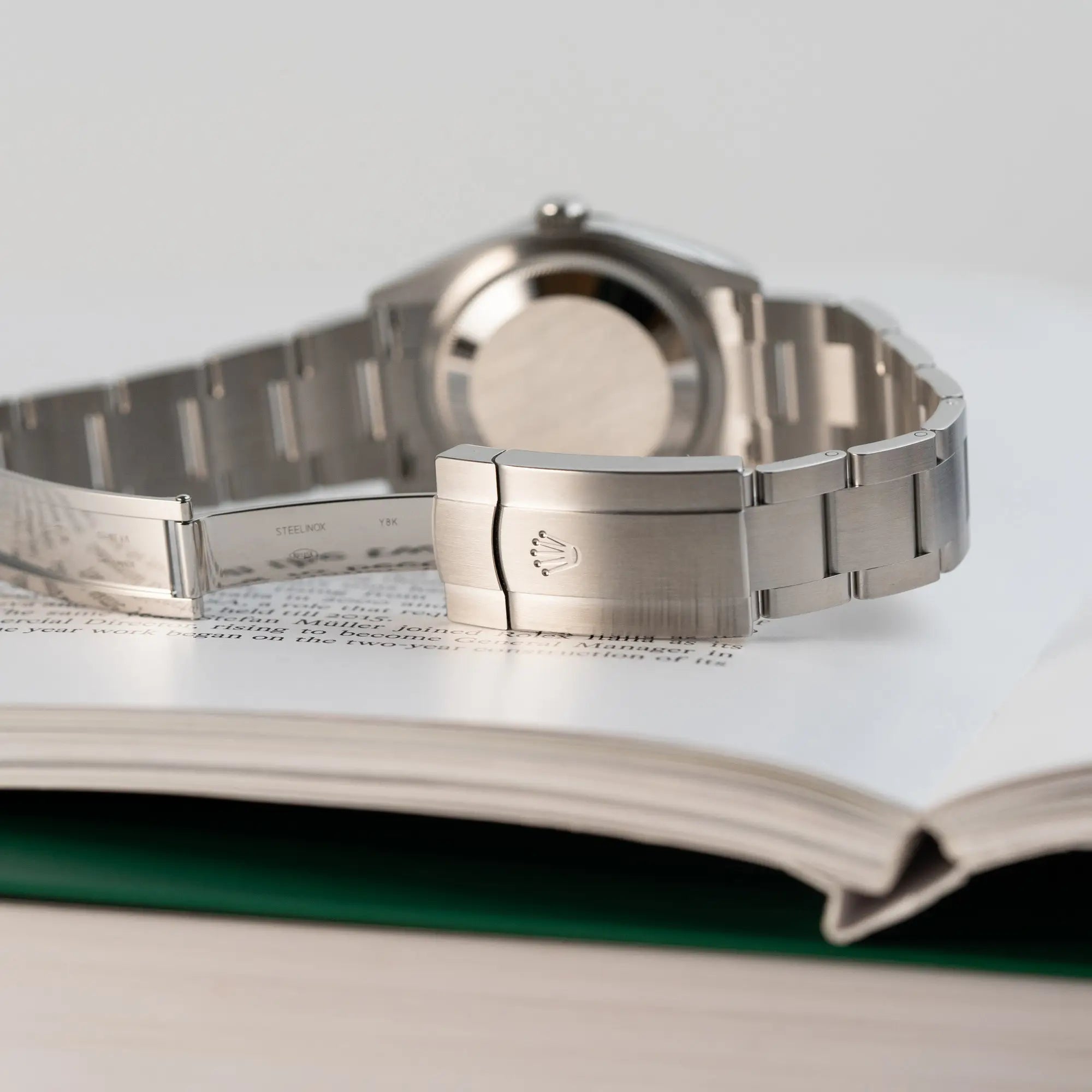 Produktfotografie der der Rolex Oyster Perpetual in 36mm mit dem grünen Zifferblatt mit Fokus auf der geöffneten Faltschliesse