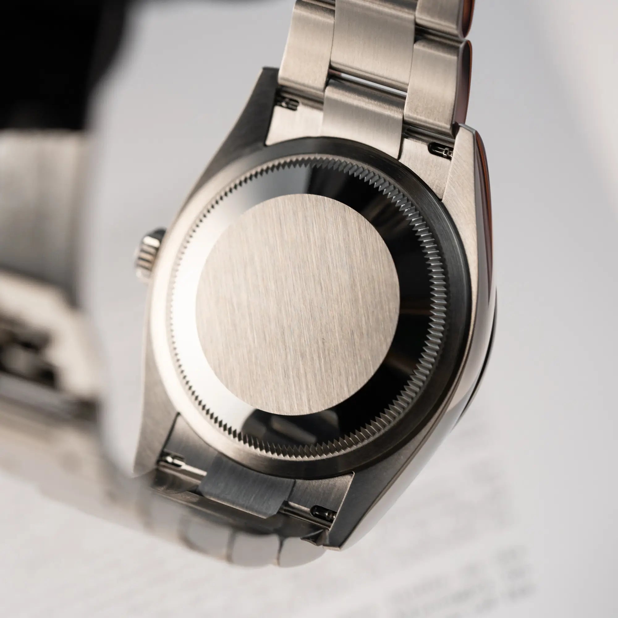 Detailaufnahme des Gehäusebodens der der Rolex Oyster Perpetual in 36mm mit dem grünen Zifferblatt
