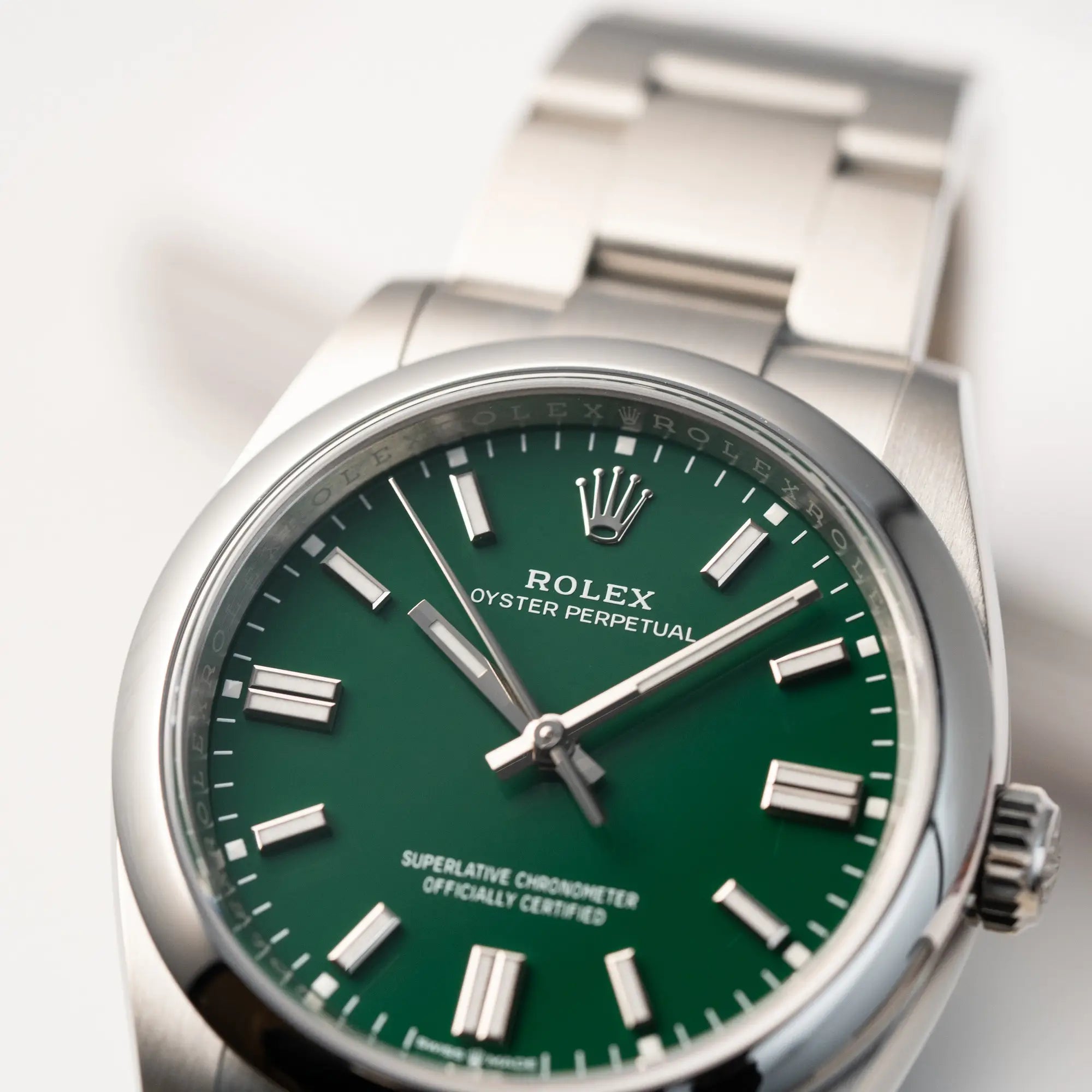 Detailaufnahme der Rolex Oyster Perpetual in 36mm mit dem grünen Zifferblatt