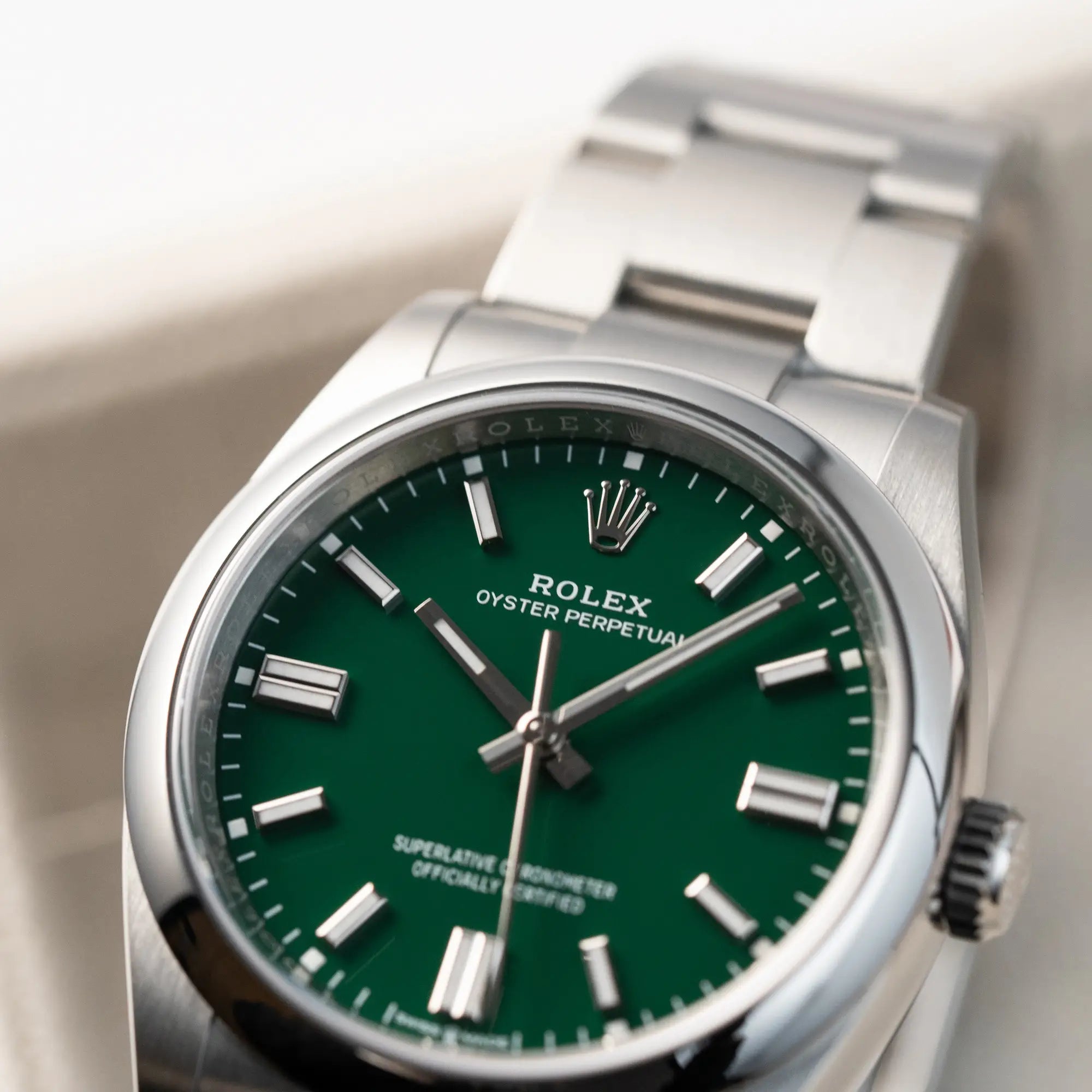 Detailaufnahme von der Rolex Oyster Perpetual in 36mm mit dem grünen Zifferblatt