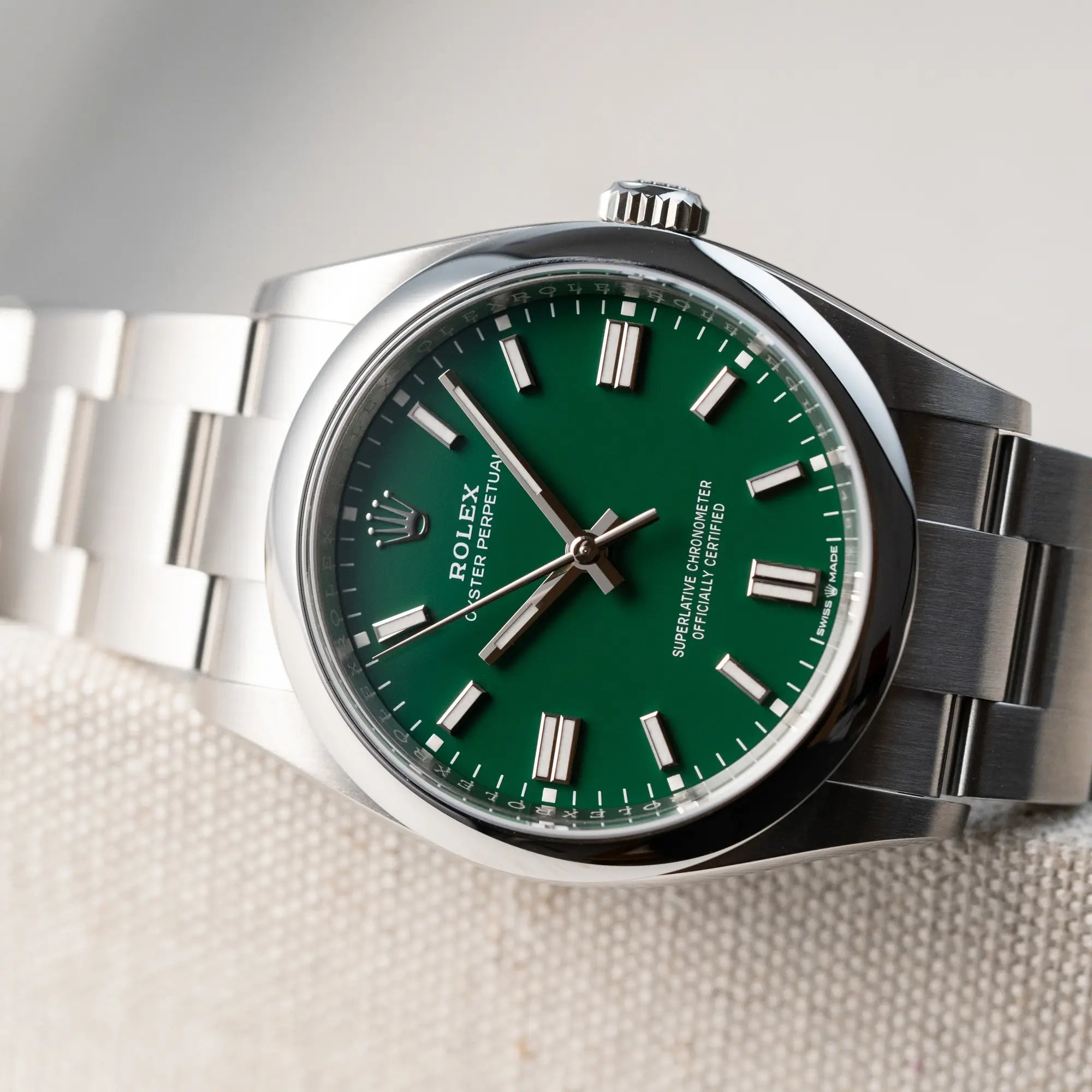 Detailaufnahme des Gehäuses der Rolex Oyster Perpetual in 36mm mit dem grünen Zifferblatt