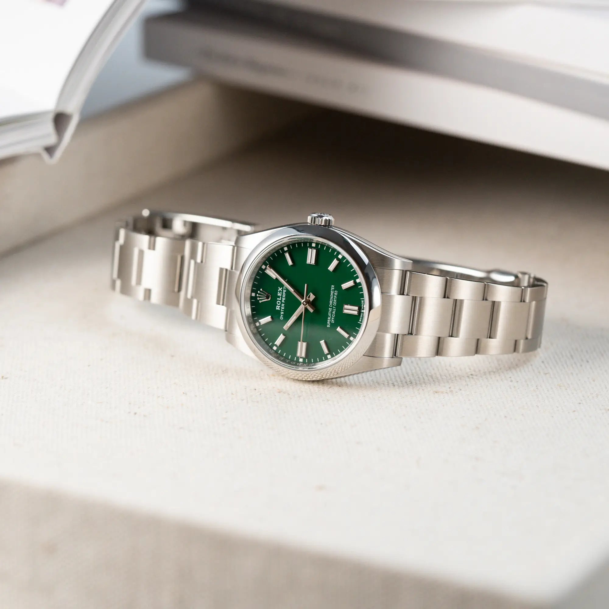 Produktfotografie der Rolex Oyster Perpetual in 36mm mit dem grünen Zifferblatt