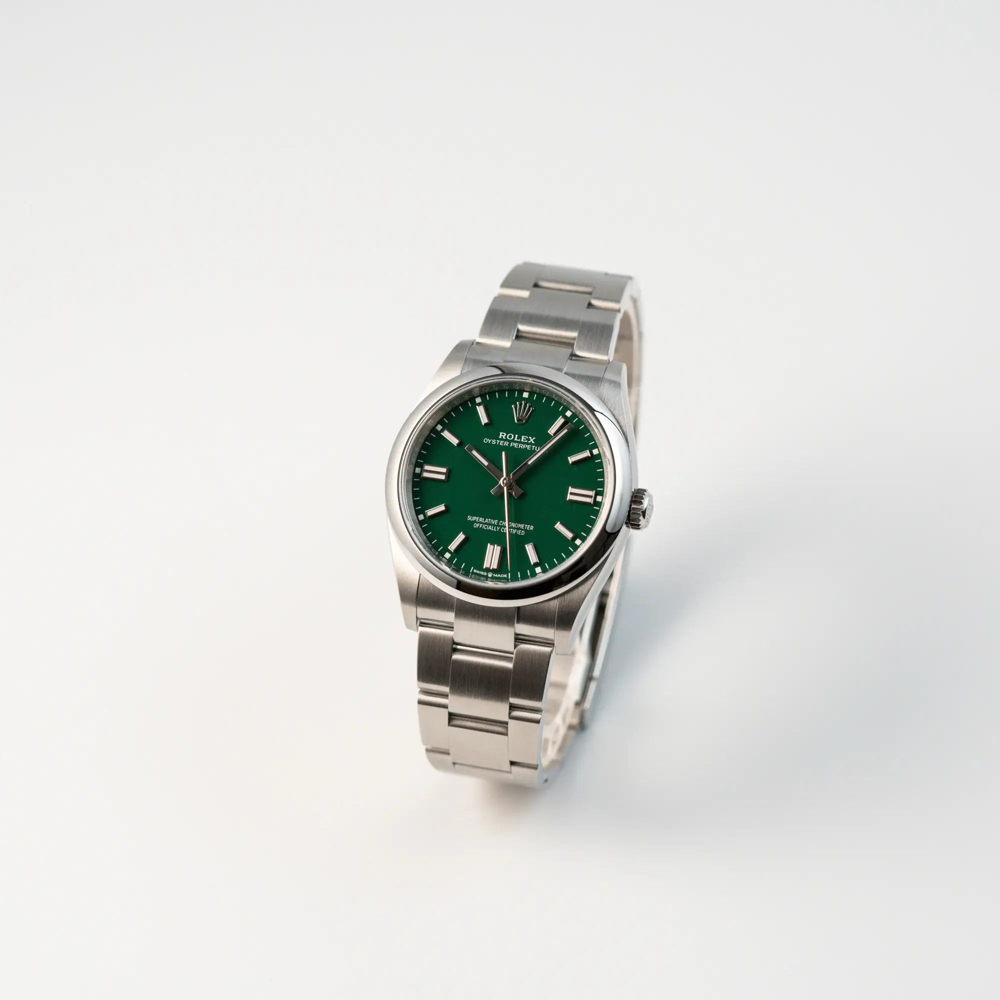 Leicht seitliche Ansicht der Rolex Oyster Perpetual in 36mm mit dem grünen Zifferblatt