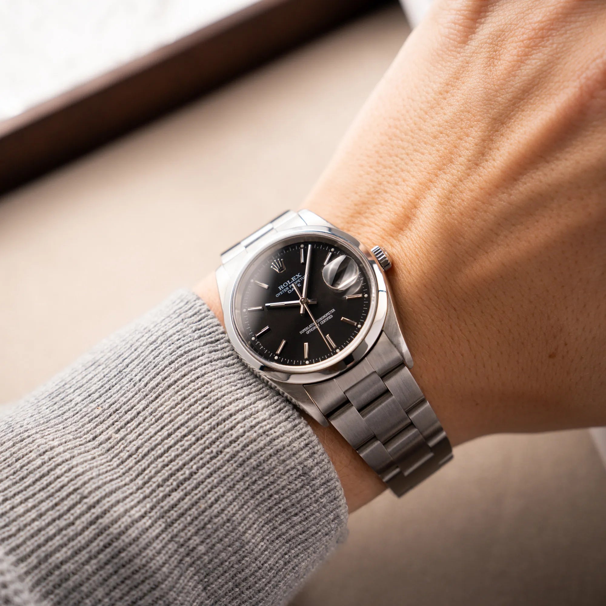 Wristshot mit der Rolex Oyster Perpetual 34 mit schwarzem Zifferblatt der Referenz 15200 mit glatter Lünette und 34mm Gehäusedurchmesser am Hangelenk