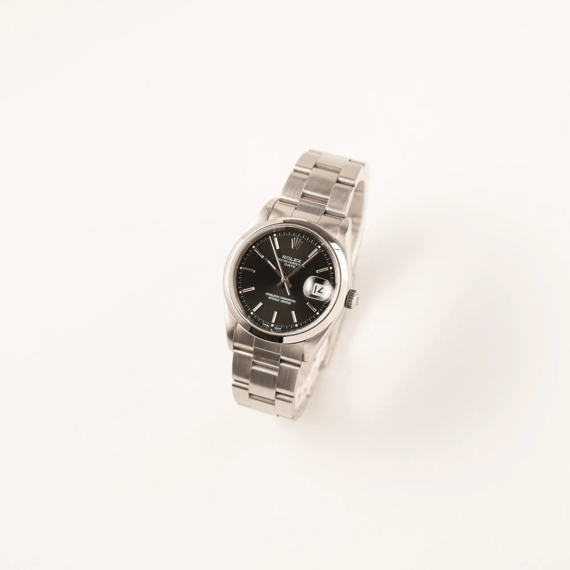 Leicht schräge Ansicht der Rolex Oyster Perpetual 34 mit schwarzem Zifferblatt der Referenz 15200 mit glatter Lünette und 34mm Gehäusedurchmesser