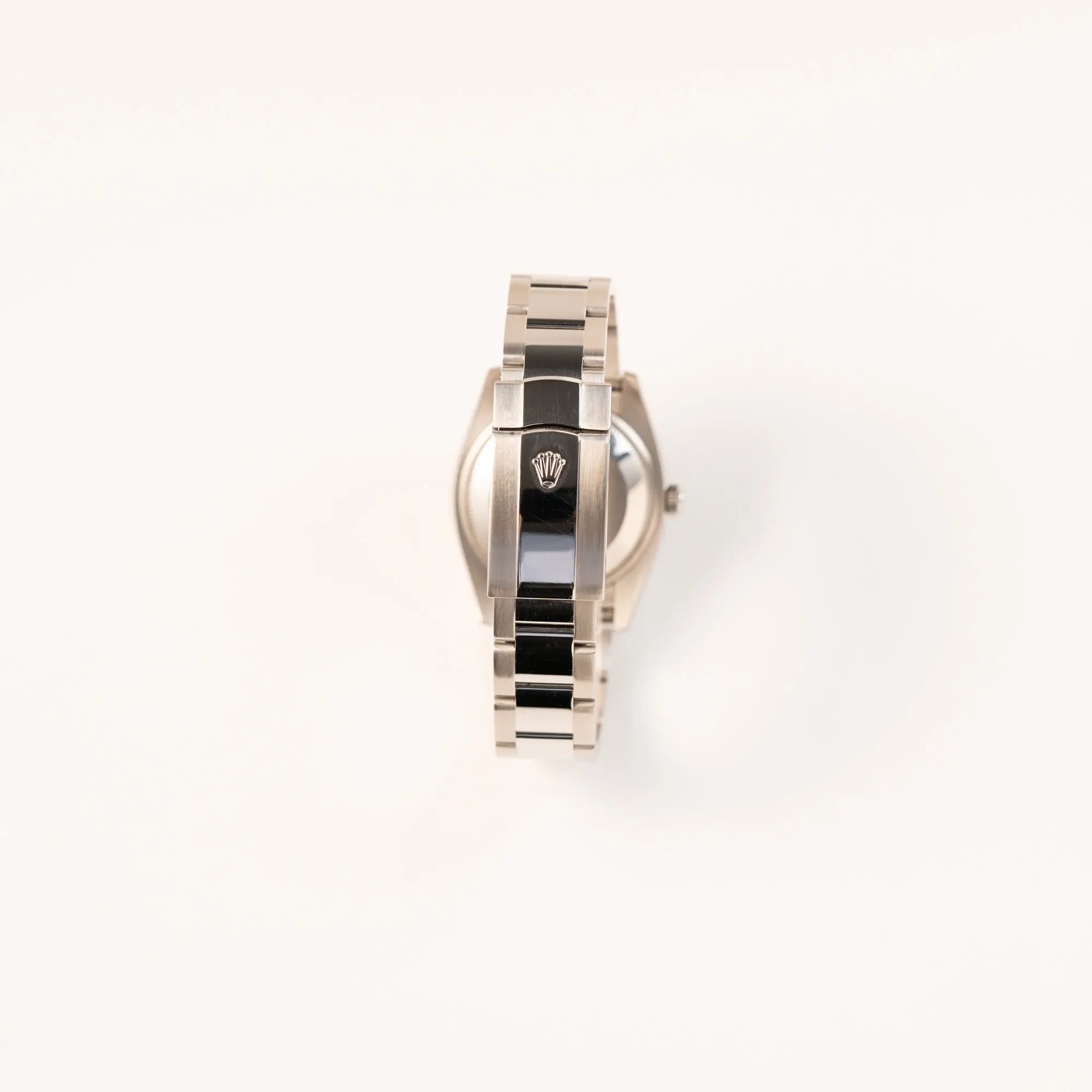 Blick auf die Oyster-Faltschliesse und das Oyster-Stahlband der Rolex Oyster Perpetual Date 34 der Referenz 115234 mit schwarzem Zifferblatt und der geriffelten Weißgold-Lünette