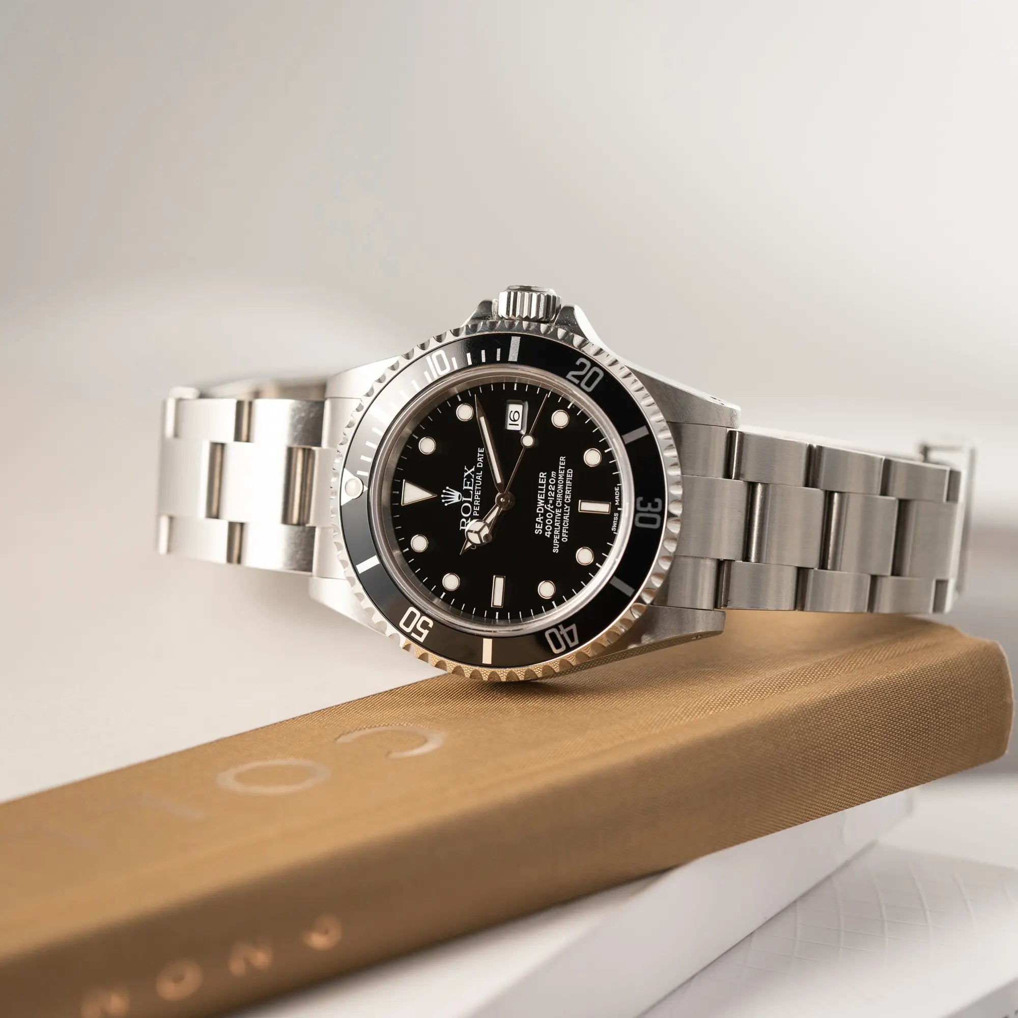 Produktfotografie der Rolex Sea-Dweller mit schwarzem Zifferblatt und schwarzer Aluminium-Lünetten-Einlage der Referenz 16600 aus 2000