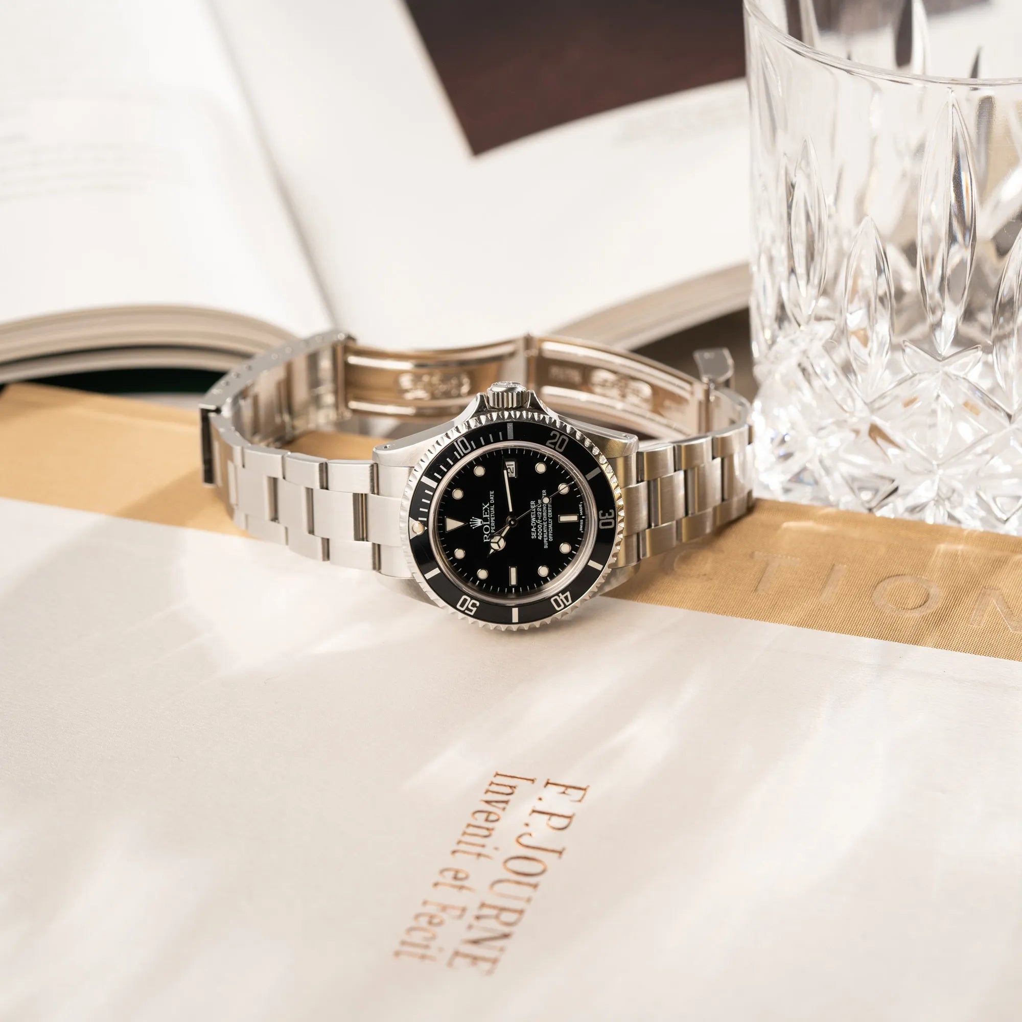 Produktfotografie der Rolex Sea-Dweller 4000 der Referenz 16600 mit der klassischen schwarzen Aluminium-Lünette aus Dezember 2002