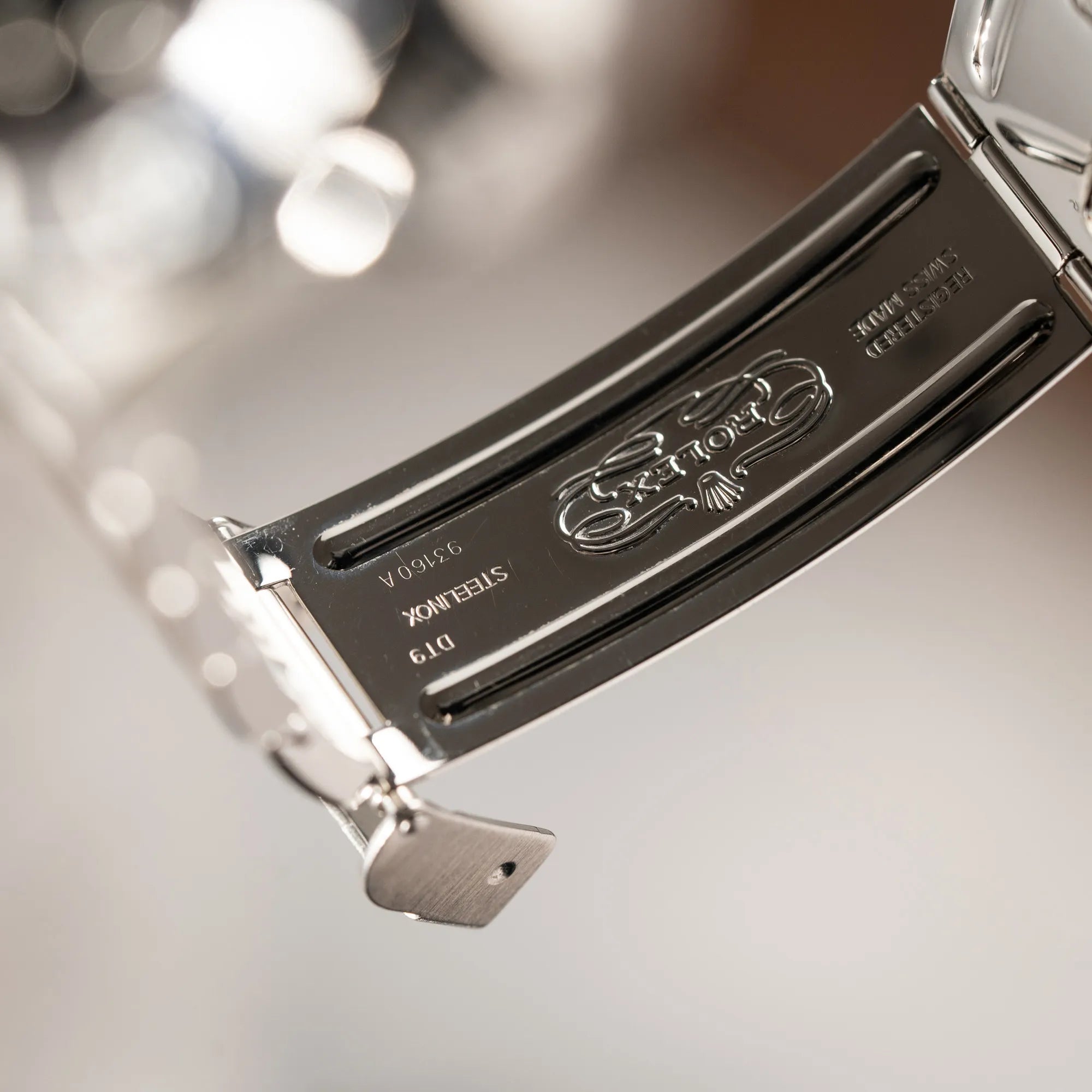 Stempel im Inneren der Schliesse von der Rolex Sea-Dweller 4000 der Referenz 16600 mit der klassischen schwarzen Aluminium-Lünette aus Dezember 2002