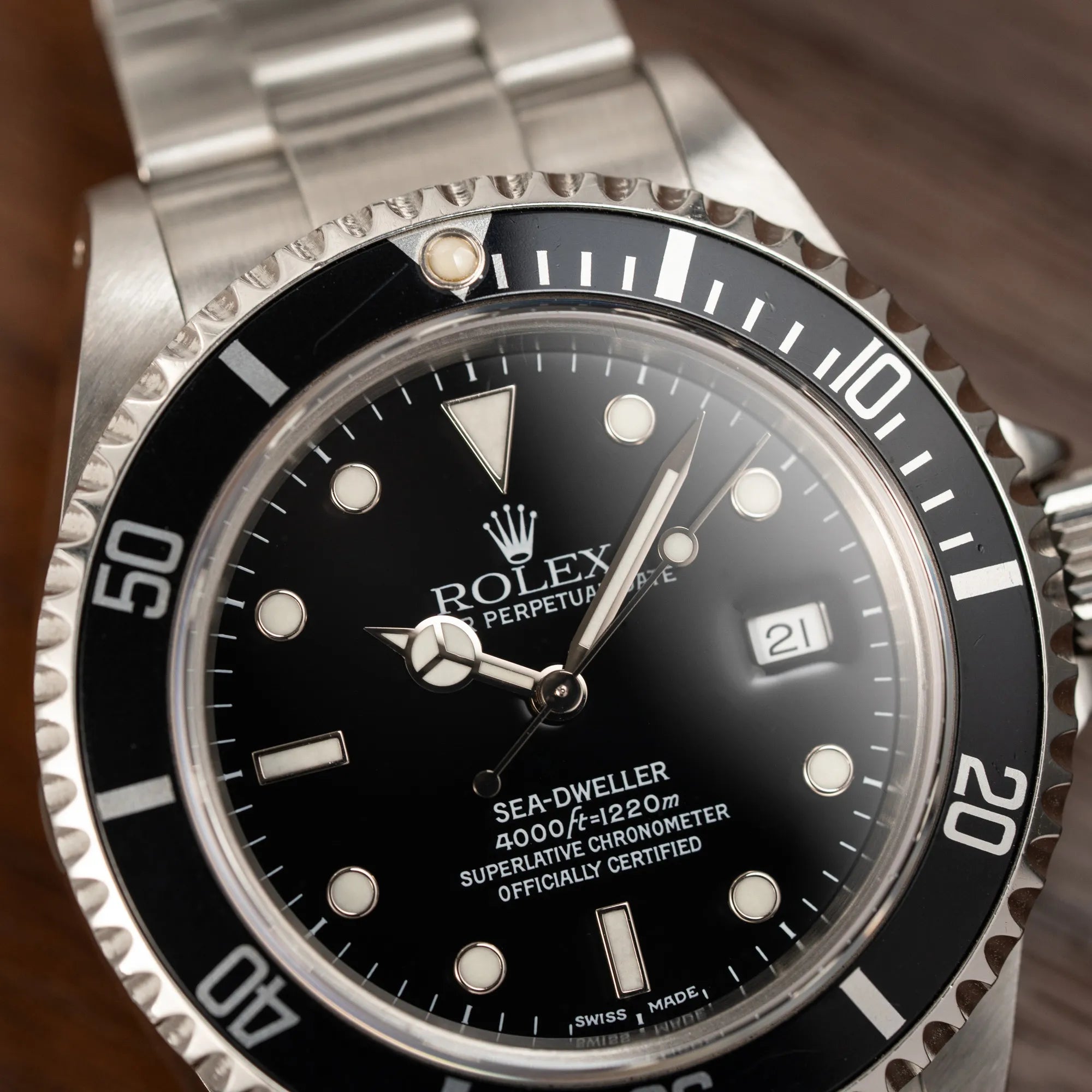 Nahaufnahme des Uhrenkopfes der Rolex Sea-Dweller 4000 der Referenz 16600 mit der klassischen schwarzen Aluminium-Lünette aus Dezember 2002