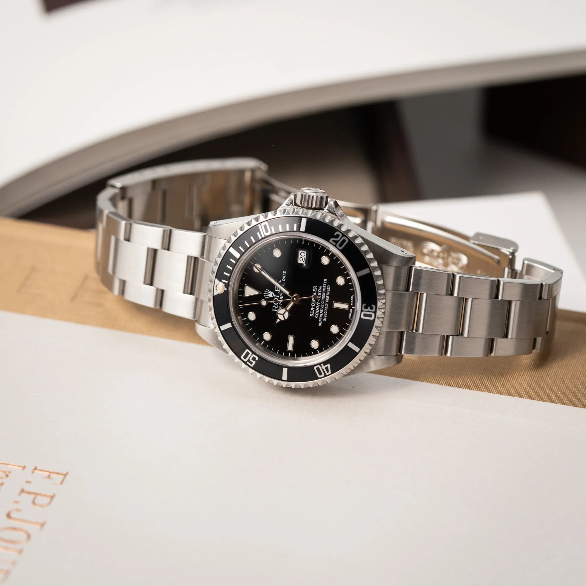 Rolex Sea-Dweller 4000 der Referenz 16600 mit der klassischen schwarzen Aluminium-Lünette aus Dezember 2002 liegt mit geöfnneter Oyster-Stahl-Faltschliesse